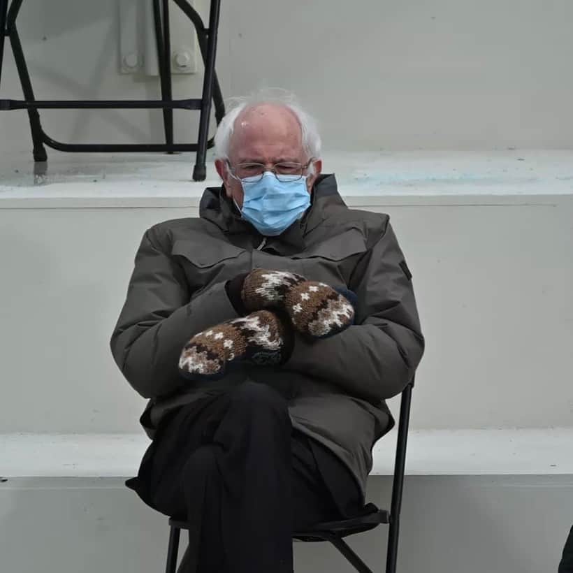 のインスタグラム：「Hey Bernie, I know a guy who could really use a coat and some mittens tonight. You mind if he borrows them? Lemme know...」