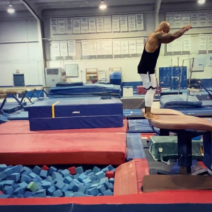 リコシェのインスタグラム：「Went to have some fun with @johnhennigan here’s a little clip. 😅 (this was my first attempt 😉) • •  #flipping #flips #flip #parkour #backflip #gymnastics #tricking #flippingfeed #freerunning #tumbling #trampoline #frontflip #gym #gymnast #tricks #life #freerun #parkourlife #fun #training #pkfr #balisong #realestate #flippinguniverse #doublebackflip #sport」