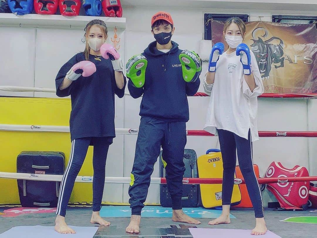 川崎美海のインスタグラム：「🥊🥊🥊🥊🥊🥊🥊 targetshibuyaのキックボクシングジム通ってた時から お世話になってた元プロのトレーナーレッガラーさんにパーソナルお願いしました👊 キックも筋トレも追いに追い込んでくれて最高！！！  また定期的に通い始めて、 体力取り戻しつつ、引き締めつつ、体型維持頑張りたいと思います。 食べるの我慢はしない。 運動。運動。💪  感染対策もしっかりして下さってるので 安心して通えるんっ コロナに負けてらんない👊  #キックボクシング #kickboxing #キックボクシング女子 #トレーニング #パーソナル　#training #勝どき　#gym #筋トレ」