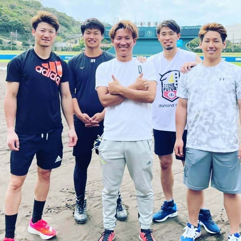 藤井淳志さんのインスタグラム写真 - (藤井淳志Instagram)「沖縄自主トレハード過ぎて身体中痛いし、もはやどこが痛いのかわからん 木下（１９歳）のお母さん俺と２つしか違わんらしい… 頑張ろ(　ﾟдﾟ) #藤井淳志#中日ドラゴンズ#西川遥輝#日本ハムファイターズ#吉田正尚#オリックスバファローズ#木下元秀#広島カープ#真ん中は#糸井嘉男#ではありません#こんなハードなトレーニング付いてこれる人間はもはや#一般社会の糸井嘉男」1月21日 12時17分 - atsushi.fj4