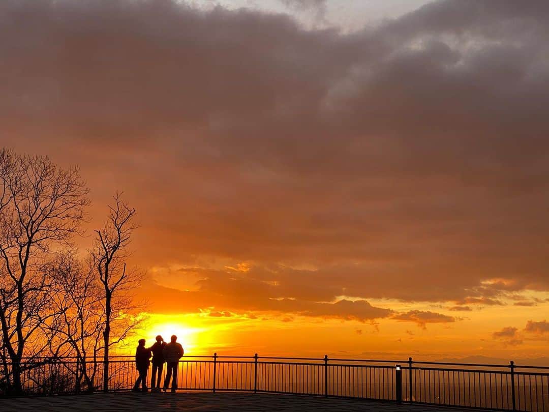 三島スカイウォーク／公式さんのインスタグラム写真 - (三島スカイウォーク／公式Instagram)「三島スカイウォークでは、冬の間、駿河湾に沈む夕日や赤く染まる空や富士山を見ることができます！🌅 . 夕日が綺麗に見える日はサンセットスカイウォークを開催中！😁 . サンセットスカイウォーク開催時は、午後3時以降にご入場いただいたお客様が再入場することができます。 . 今シーズンのサンセットスカイウォークは、1月31日（日）までの開催です😉 . 最高の夕日を日本一の吊橋からぜひご覧ください！☝️👀 .  #三島スカイウォーク #スカイウォーク #静岡 #伊豆 #三島 #箱根 #観光 #吊橋 #日本一 #富士山 #サンセットスカイウォーク #夕日 #sunset #mishimaskywalk #skywalk #japan #shizuoka #instagood #followｍe #izu #travel」1月21日 12時18分 - mishima_skywalk