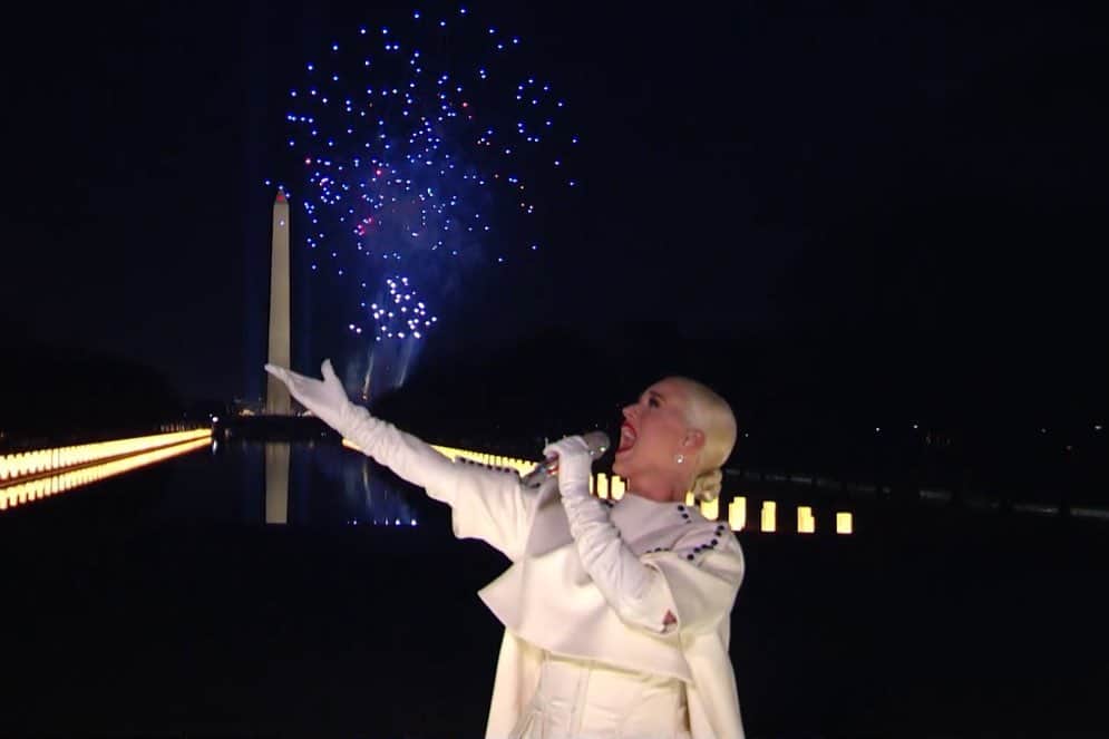 People Magazineさんのインスタグラム写真 - (People MagazineInstagram)「Katy Perry rang in the final moments of the inauguration in true "Firework" fashion. 🎆 Tap the bio link for everything you need to know about the closing primetime inauguration special. 📷: Getty Images」1月21日 12時19分 - people