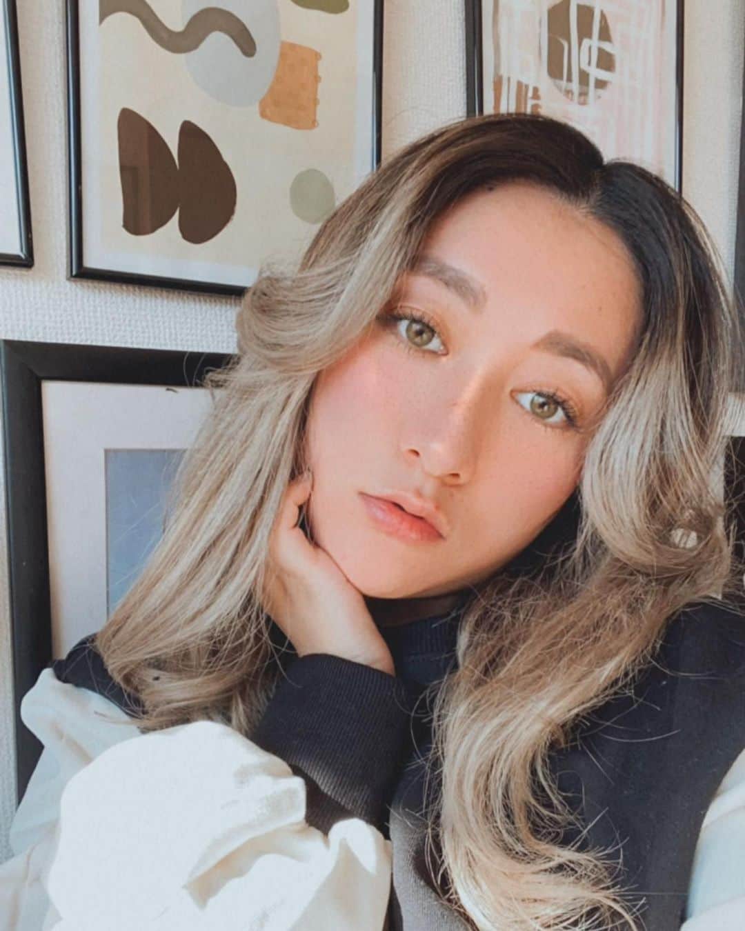 のインスタグラム：「髪色がずっとさいこーに いい感じなんです🍋🍋  前髪やっと伸びてきて センターで外巻きに ハマってる👅」