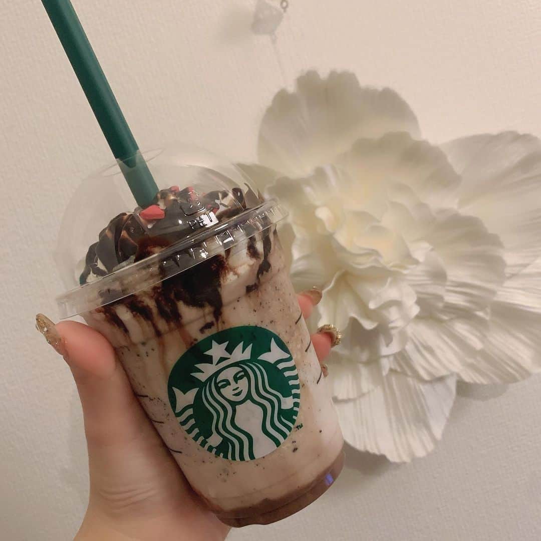 太田里織菜のインスタグラム：「. . スタバの新作♡ ＂メルティ 生チョコレート フラペチーノ＂（Tallのみ ¥590） . . チョコ好きはたまらん！！ チョコソース増量&チョコチップ追加したよ✨ . 次はチョコムース追加したい✩°｡⋆⸜(ू｡•ω•｡) . #らぶどる #スタバ #スタバ新作 #スタバカスタム #メルティ生チョコレートフラペチーノ #メルティ生チョコレートフラペチーノ® #バレンタイン」