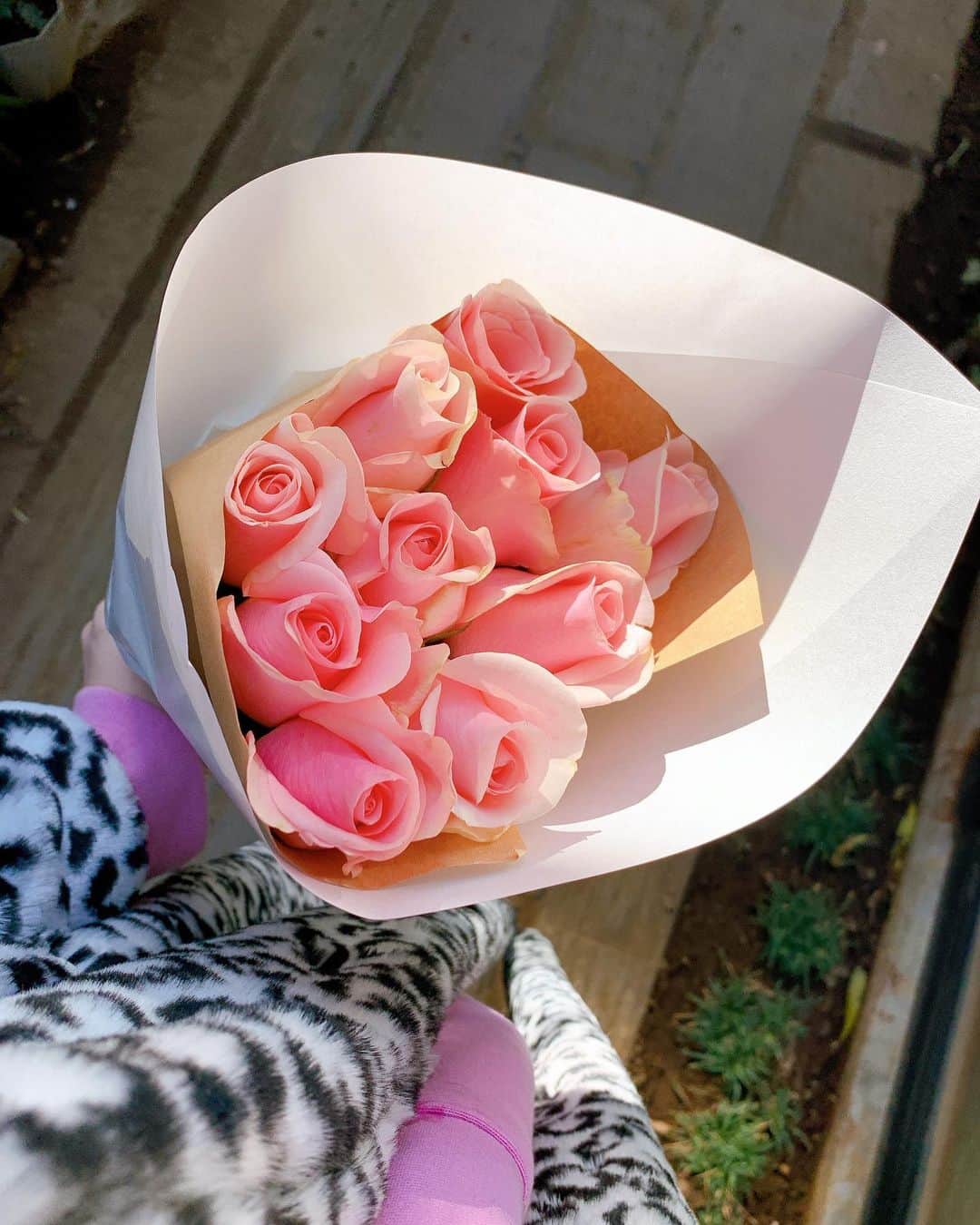 山本ソニアのインスタグラム：「片手にお花💐  お花や植物がおうちにあるとそれだけで癒されますよね😌  コーヒーをカフェで買うような習慣と同じように お花屋さんに行ってお花を選ぶことも生活の一部だな🤍  今日のお花は寝室とリビングに少しずつ分けて飾りました。  #お花のある暮らし  #お花#バラ#薔薇の花束」