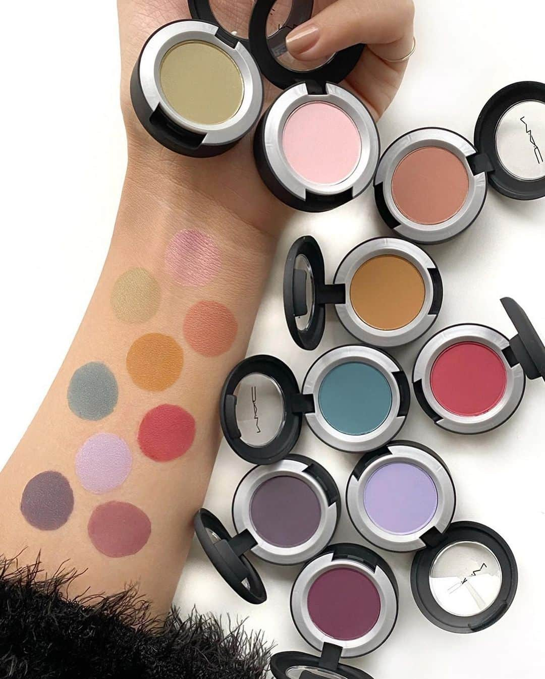 M·A·C Cosmetics Canadaさんのインスタグラム写真 - (M·A·C Cosmetics CanadaInstagram)「Pillow-soft, ultra-blendable Powder Kiss colour in NINE bold new hues? You don’t need to Per-Suede Me. Kiss lids with the soft-focus finish you love with all-new high-impact hues like Such A Tulle, Good Jeans, Per-Suede Me and These Bags Are Designer.   Swipe ⏩ to see swatches of all the new shades! Which ones are you dying to try?   Full List of Shades: Such A Tulle (light periwinkle blue) These Bags Are Designer (orange ochre) It’s Vintage (cool dark purple) My Tweedy (muted nude) Felt Cute (soft pastel pink) Per-Suede Me (pale green) P For Potent (deep plum) Good Jeans (slate blue grey) A Little Tamed (bright pink)  Regram @macpro_osaka @maccosmeticsjapan #MACPowderKiss #MACEyes #MACEyeShadow #MatteEyeShadow #PowderKiss #EyeShadow #EyeMakeup」1月21日 12時27分 - maccosmeticscanada