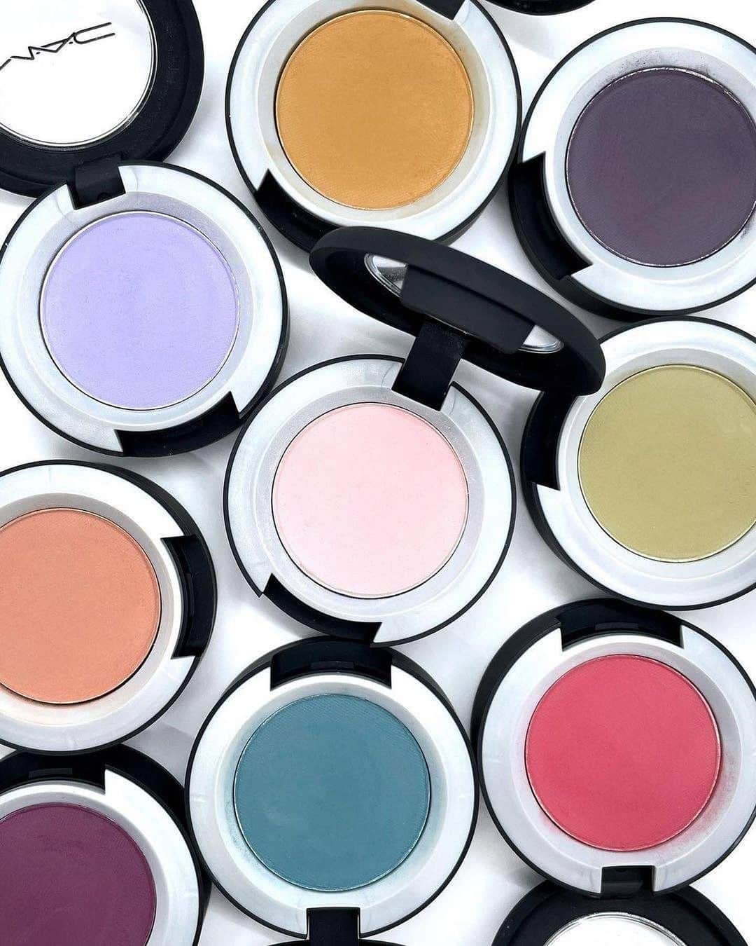 M·A·C Cosmetics Canadaさんのインスタグラム写真 - (M·A·C Cosmetics CanadaInstagram)「Pillow-soft, ultra-blendable Powder Kiss colour in NINE bold new hues? You don’t need to Per-Suede Me. Kiss lids with the soft-focus finish you love with all-new high-impact hues like Such A Tulle, Good Jeans, Per-Suede Me and These Bags Are Designer.   Swipe ⏩ to see swatches of all the new shades! Which ones are you dying to try?   Full List of Shades: Such A Tulle (light periwinkle blue) These Bags Are Designer (orange ochre) It’s Vintage (cool dark purple) My Tweedy (muted nude) Felt Cute (soft pastel pink) Per-Suede Me (pale green) P For Potent (deep plum) Good Jeans (slate blue grey) A Little Tamed (bright pink)  Regram @macpro_osaka @maccosmeticsjapan #MACPowderKiss #MACEyes #MACEyeShadow #MatteEyeShadow #PowderKiss #EyeShadow #EyeMakeup」1月21日 12時27分 - maccosmeticscanada