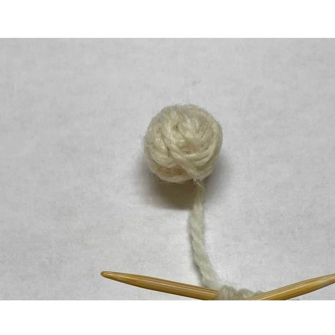 オカダヤ新宿本店コンシェルジュさんのインスタグラム写真 - (オカダヤ新宿本店コンシェルジュInstagram)「とっても簡単！「ちいさな編み物ブローチ」のつくり方をご紹介。  手のひらに載るカワイイサイズに仕上がります！  ちいさな棒針は、「あみもの用竹待針」を使うとピッタリです。クロバー編み針の「匠」と同じ原材料を使用した編み物用待針です。  スタッフの制作時間は1時間ほど。  プレゼントにもオススメですよ。ぜひ作ってみて下さいね！  オンラインショップでは「竹待針」「コサージュピン」「メリノウールDK」とご検索ください。  ▼詳しい作り方は、オカダヤてづくりブログにてご紹介しています。 1/10「編み物ブローチ」マーノクレアール調布パルコ店  ▼クロバー あみもの用竹待針（55-102） サイズ：長さ 72mm 10本入り 605円(税込)  ※作品に使用した待針はスタッフ私物で本商品と異なります。  ▼コサージュピン 回転タイプ 35mm 110円(税込)  ▼オリジナル毛糸 Daily メリノウールDK 並太 40g（約88m） 使用針：棒針6～7号　/　かぎ針6/0～7/0号 704円(税込)  ●取扱店舗について オカダヤオンラインショップの商品ページ「店舗の在庫を見る」ボタンより、各店舗の在庫状況ご確認いただけるようになりました。お近くの店舗に在庫がない場合でも、オカダヤオンラインショップに在庫があれば、ネット注文より店舗受取が可能です。(※送料無料) ☆詳しくは「オカダヤ 店舗受取サービス」でご検索ください。  *****  オカダヤポイント会員になってお得にお買い物♪  ・年会費無料 ・10％ポイント還元(入会後すぐに) ・1ポイント=1円、1円からご利用できます！  店頭でも、オンラインショップでもご利用いただけます◎ 「オカダヤ」公式アプリから、ご登録くださいませ。  *****  #手編み #手編み小物 #メリノウールdk #編み物好きさんとつながりたい #編み物好きな人とつながりたい #編み物部 #手編みブローチ #編み物ブローチ #編み物大好き #毛糸好き #lovecrocheting #lovecrochet #loveknitting #loveknit #オカダヤ #okadaya」1月21日 12時28分 - shinjuku_okadaya