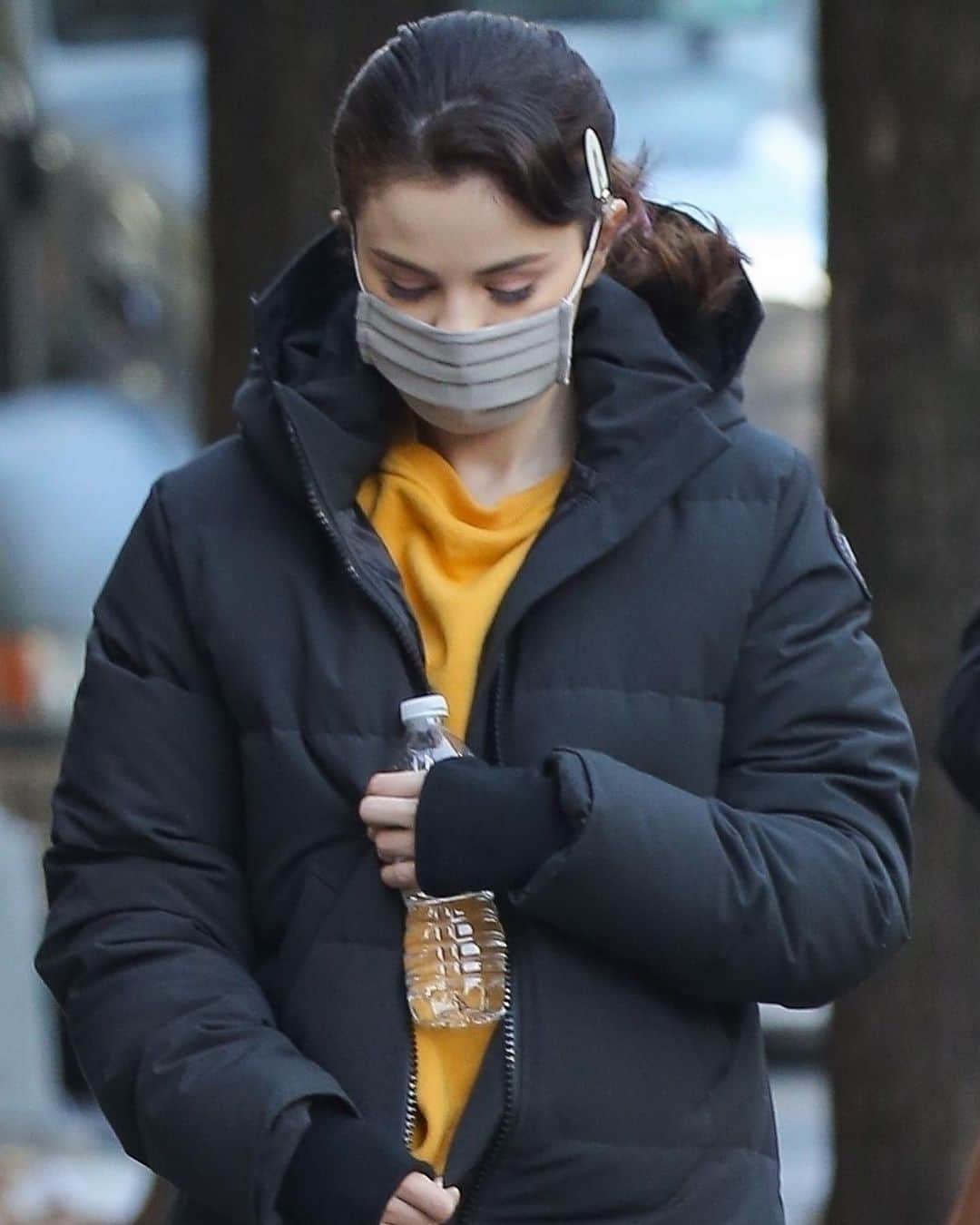 Just Jaredさんのインスタグラム写真 - (Just JaredInstagram)「@selenagomez bundles up while arriving on set for another day of filming her upcoming Hulu series “Only Murders In The Building.” #SelenaGomez Photos: backgrid」1月21日 12時38分 - justjared