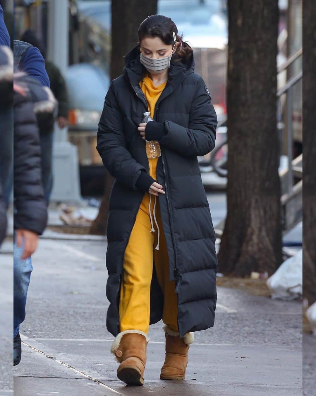 Just Jaredさんのインスタグラム写真 - (Just JaredInstagram)「@selenagomez bundles up while arriving on set for another day of filming her upcoming Hulu series “Only Murders In The Building.” #SelenaGomez Photos: backgrid」1月21日 12時38分 - justjared