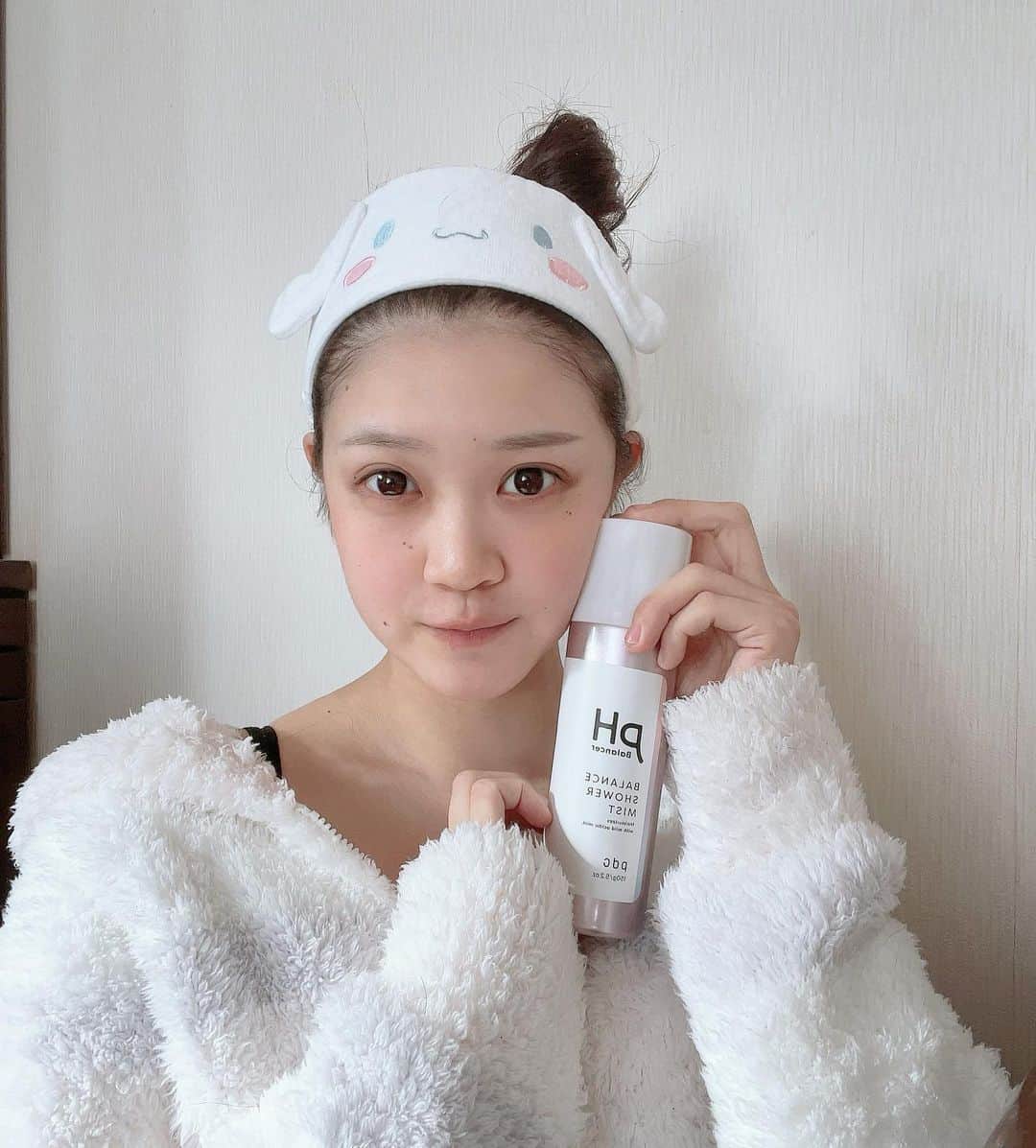 牧野莉奈のインスタグラム：「すっぴんだけど加工アプリで撮ればオールオッケーだおね🧏🏻‍♀️🎶 ガチのスキンケア直後だからすっぴんなんだけど、スキンケア2秒で終わるのやばくないですか〜〜😔💖💖  @pdc_jp の　phバランサー BSミスト  っていうのを使ってるよ〜！！ 2個目にスキンケアの動画載せてるから見てみてねん🥰 スプレーしゅーってするだけで、化粧水・美容液・乳液・オイル・クリームの5過程が一気にできるからほんっとに楽なの🥱 ドがつくほどの乾燥肌でももちもちになるからほんとおすすめだよん✌🏻💖  #pdc #phバランサー #ピーエイチバランサー #オールワンミスト #バランスシャワーミスト #pr #すっぴん #部屋着 #スキンケア好きさんと繋がりたい #スキンケア紹介 #gelatopique #ジェラートピケ #ジェラピケ」