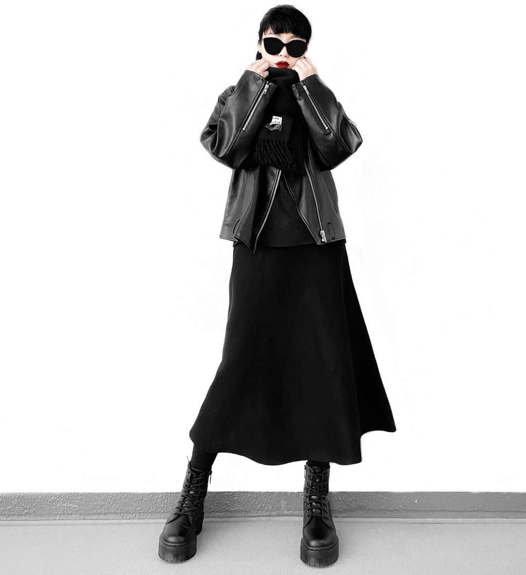 lve_xxxxのインスタグラム：「.﻿ .﻿ @acnestudios ﻿ 大阪で買った思い出🧣久々に使った。﻿ 今季初のﾏﾌﾗｰ笑﻿ ﻿ ﾆｯﾄﾌﾚｱｽｶｰﾄかわええわ。これ！﻿ 履きごごち良いし暖かいし沢山履こう🖤﻿ @lveu.official のです☝️ ﻿ －－－－－－－－－－－－－－－－－－﻿ ﻿ その他ｺｰﾃﾞｱｲﾃﾑ詳細は﻿ WEARをご覧くださいませ。﻿ ﻿ WEAR ： lvexxxx ﻿ 💻 https://wear.jp/sp/lvexxxx/﻿ ﻿ ﻿」