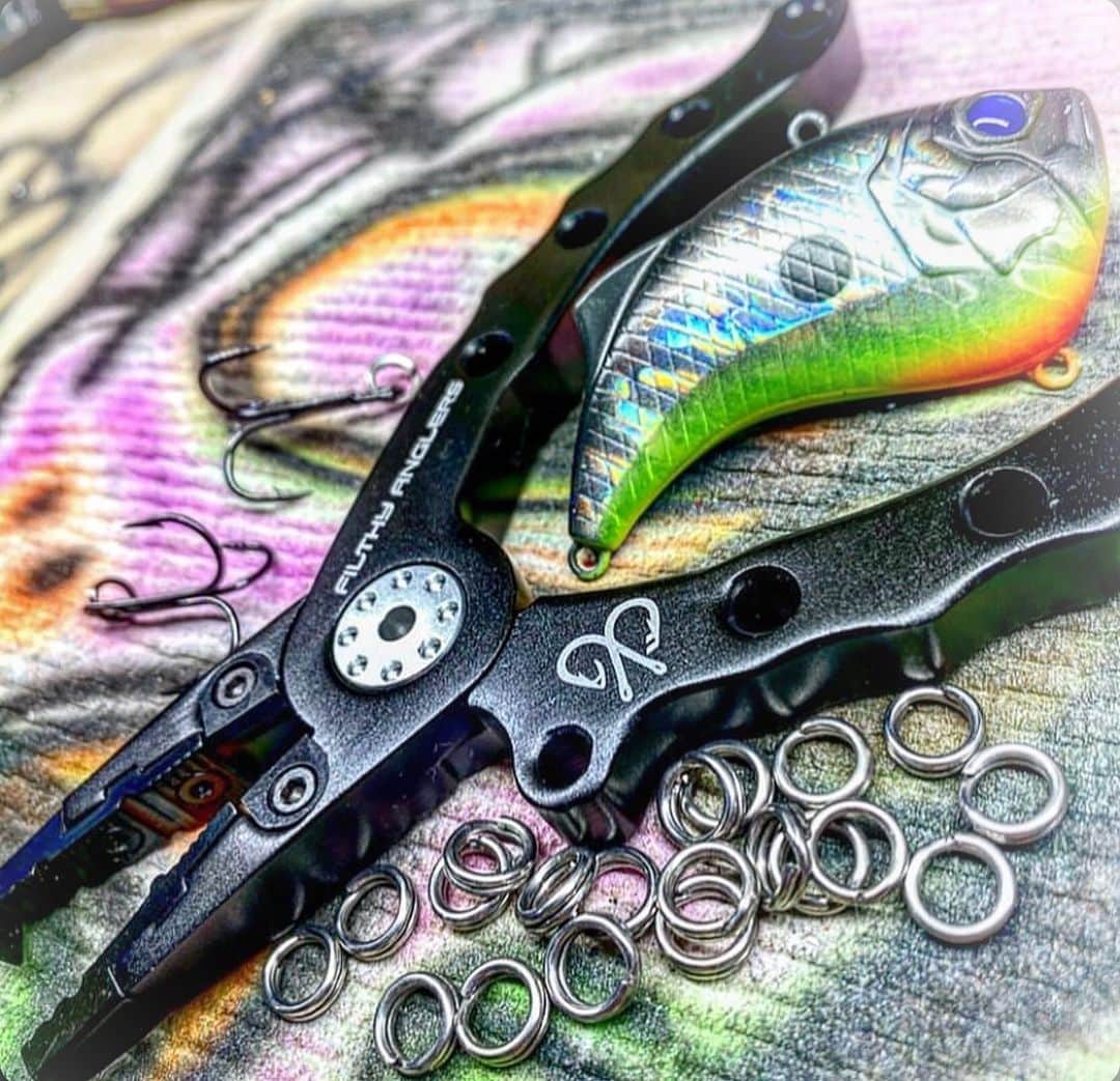 Filthy Anglers™さんのインスタグラム写真 - (Filthy Anglers™Instagram)「It’s Wednesday.... time for a product feature. How artsy (is that even a word) is this photo? Our buddy @socal.bass.angler has himself a nice little set up painting and rigging up baits with @slayrite_fishing_co ! What’s his go to tool you ask when rigging up some split rings? That would be our Filthy Anglers multi functional aluminum pliers! These Multifunctional pliers are equipped with a split ring opener, crimp sleeves & crimp and press leads. The carbon cutters are perfect for cutting fishing line, including braid and perfect for getting this tough hook sets out of the fish. Built with corrosion resistant aluminum construction, so they are perfect for fresh or saltwater fishing. It also includes a attachable/expandable leash so you never lose them! Grab yours today online at www.filthyanglers.com or on Amazon! Thanks for the photo Ray  @socal.bass.angler you are Certified Filthy. #fishing #bassfishing #fish #monsterbass #filthyanglers  #googanbaits #angler #googanbaits #bass #fish #filthy #anglerapproved #catchandrelease #fish #hunting #icefishing #baits #lure #california #」1月21日 12時31分 - filthyanglers