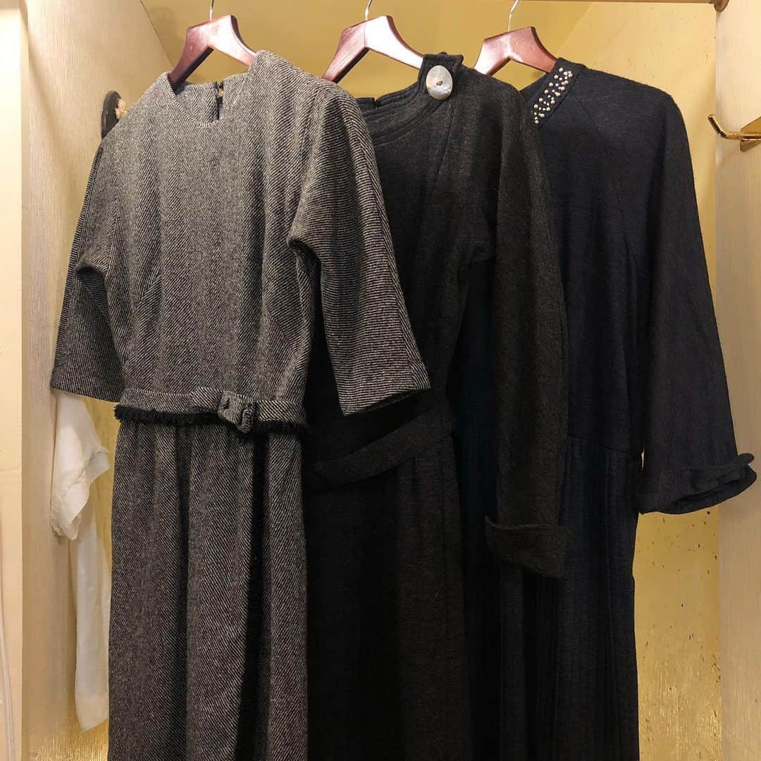NUTTY Vintage&Collectibleのインスタグラム：「💐💐Formal Fair 2021💐💐  NEW ARRIVAL  ☑︎vtg wool gray dress  上品なムードになるグレーのドレス。 ヴィンテージのウールドレスはドレッシーになり過ぎない中に レディなシルエットやデザインをお楽しみいただけますのでとてもオススメです🌹  本日も20時までNUTTYオープンしております💐 お近くにお越しの際は、お立ち寄り下さいませ。  今なら¥10000以上お買い上げで送料無料&ジュエリー全て10%OFF！ お得な機会に是非ご利用下さい🎉  ---------------------------------------------------- 💐Formal Fair 2021💐1/18(mon)~ ☑︎ヴィンテージジュエリーALL10%OFF  🚌送料無料🚌1/15(fri)~ ☑︎VINTAGE ONLINE STORE ¥10000以上 ☑︎SELECT BOUTIQUE ONLINE STORE ¥5000以上 お買い上げで全国一律送料無料！ （※ONLINE STORE/その他通販全て対象） ----------------------------------------------------」