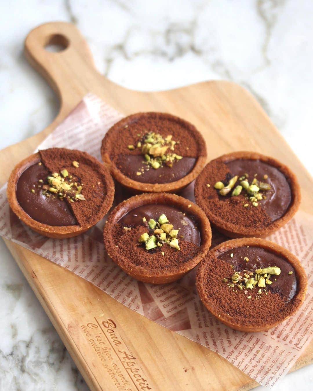 Li Tian の雑貨屋のインスタグラム：「Been playing loads with tarts lately but this dark dark chocolate minions were born last year as a gift for a dear friend 🍫   #dairycreamkitchen #singapore #desserts #igersjp #yummy #love #sgfood #foodporn #igsg #ケーキ  #instafood #beautifulcuisines #sgbakes #bonappetit #cafe #cakes #bake #sgcakes #スイーツ #feedfeed #pastry #sgcafe #cake #homebaker #stayhomesg #homebake #chocolate #tarts #chocolat #巧克力」