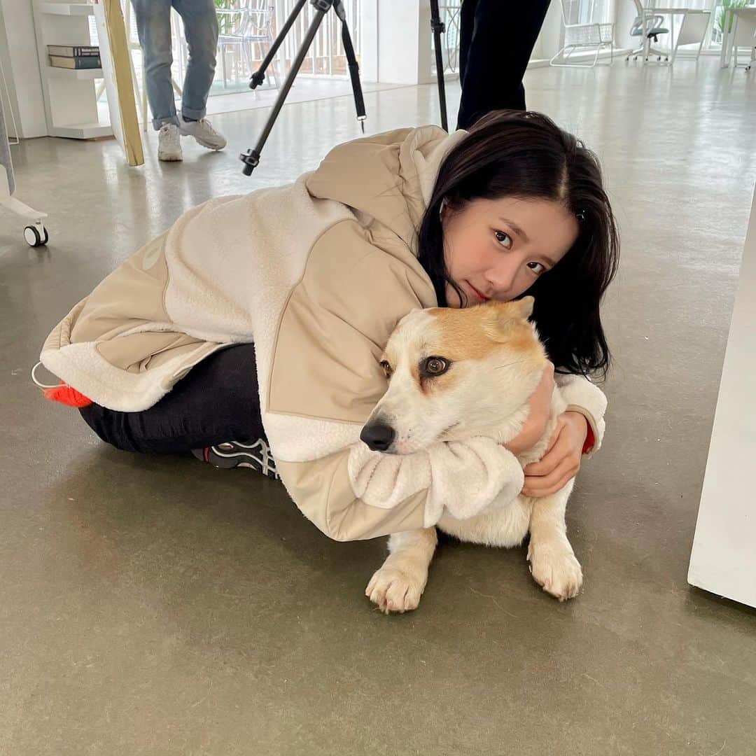 EXYのインスタグラム：「따듯해 댕댕이🐶🐾」