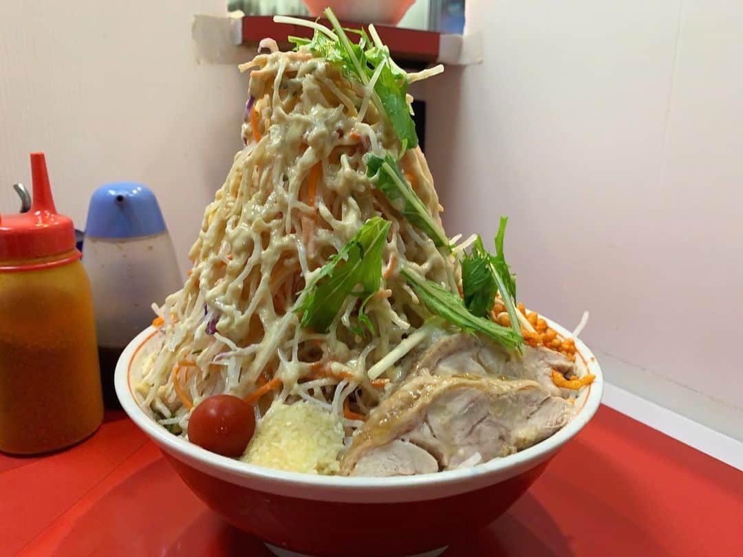 SUSURUさんのインスタグラム写真 - (SUSURUInstagram)「東京ラーメン界の夏の風物詩！ YouTubeの動画とインスタ投稿の時期が離れすぎてて季節感なくてすみま麺😭笑 たっぷりガリマヨかかったヤサイは大根や水菜などの食感がシャキと気持ちよく、サラダ感覚でいただけます🥗 氷水で二度締める麺はキンキンに冷えていて暑い夏にピッタリ！ 今年の夏もまた千里眼の冷やし中華をすすりにいきたいです🍥 #susuru_tv #1778日目 #千里眼 #駒場東大前 #東北沢 #東京 #冷やし中華  #うまい  #ラーメン #らーめん #ramen #ラーメン部 #ramennoodles #毎日ラーメン生活 #麺スタグラム #japaneseramen #japanramen #foodstagram #foodie #noodles #instanoodle #instaramen #instafood #susururecommended #東京ラーメン #冷やし中華じゃない冷やし中華」1月21日 12時41分 - susuru_tv