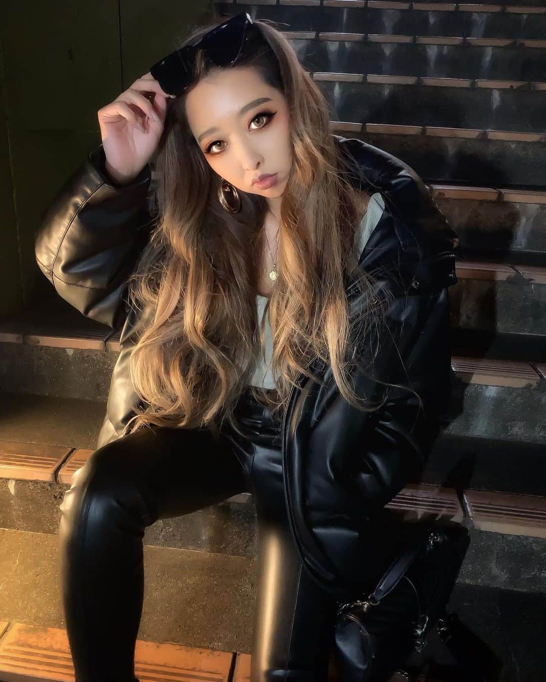 まあーか（まかたん）のインスタグラム：「. 全身レザーの真っ黒だった日🥷 .  #selfie#黒肌 #instagood #follow  #冬コーデ#海外ファッション#ootd#セルフィー#エステ#レザーコーデ黒ギャル #トレーニング #尻トレ #眉アートメイク #エステ#美肌ケア#美容#サロン#カラコン#バレイヤージュ#2021#🐮#ツインテールアレンジ #髪改善トリートメント #映画鑑賞#約束のネバーランド」
