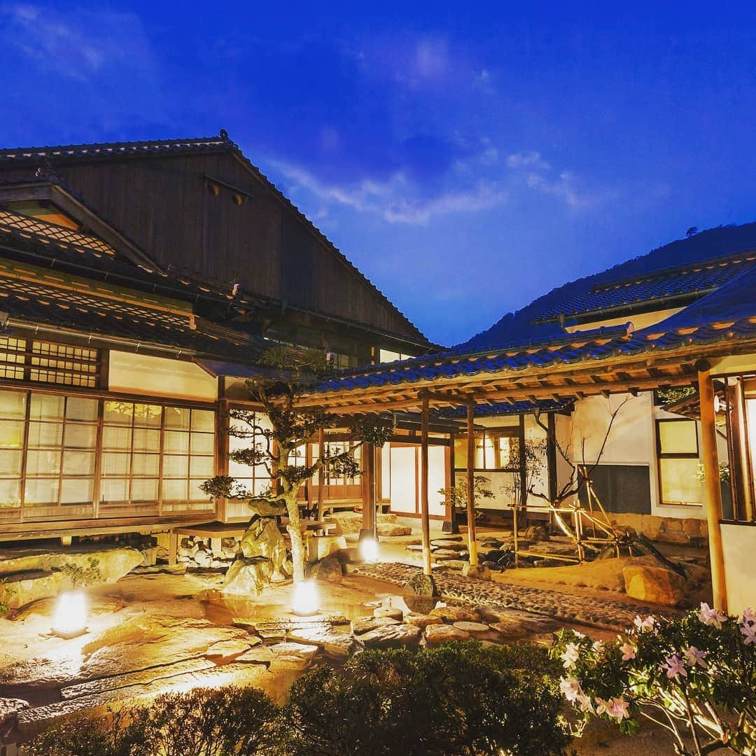 竹田城 城下町 ホテルEN（えん）さんのインスタグラム写真 - (竹田城 城下町 ホテルEN（えん）Instagram)「. ＼ついにスタート！自宅からチェックアウトまで誰とも会わない／ 「ドア to ドア完全非接触」究極のプライベート旅 ______________________________ . 竹田城 城下町 ホテル EN（えん）では、誰にも会わずに旅行を楽しめる「ドア to ドア 完全非接触のリラックス旅」をスタートいたします！ 一生の一度の大切な記念日に、ご家族と過ごすくつろぎの滞在に、 これからの新しい旅（ニューノーマル）の在り方の１つとしてご案内いたします。  ▼７つのポイント 【1】誰とも会わずに過ごす旅行！完全非接触の滞在実現 【2】客室がまちに点在する「小規模分散型ホテル」でプライベートな滞在を 【3】ご予約から滞在中まで、旅のコンシェルジュが電話でサポート。 【4】地元の食材を使用したお重スタイルのお夕食は、お部屋で。夕食もすべて非接触！ 【5】お部屋付きのお風呂にはゆず風呂をご用意。ほんのりゆずの香りでリラックスタイムを！ 【6】朝食は旬の素材を使用した和朝食。お部屋でゆっくりお楽しみください。 【7】チェックアウト・清算もお部屋で完結  ▼詳細はこちら！ https://note.com/vmg_hotels/n/n28646bec47fd  ▼ご宿泊期間 2021年1月23日(土)～2021年2月28日(日)  ▼ご宿泊料金 HPの掲載している料金（追加料金不要！）でご案内しております。 ご希望の日時などをお問合せください。 https://www.takedacastle.jp  ▼ご予約・お問合せ VMG総合窓口（0120-210-289）11:00-20:00 ※適応可能なお部屋が限定されております。サイトでのご予約はなさらずに、直接お電話（0120-210-289）にてお問い合わせください。  ------------------------------------------------------------ 感染症対策はこちら コロナウイルス感染症対策をしながらご旅行を満喫いただくために https://www.takedacastle.jp/%ef%bc%9c%e3%82%b3%e3%83%ad%e3%83%8a%e3%82%a6%e3%82%a4%e3%83%ab%e3%82%b9%e6%84%9f%e6%9f%93%e7%97%87%e5%af%be%e7%ad%96%e3%82%92%e3%81%97%e3%81%aa%e3%81%8c%e3%82%89%e3%80%81%e5%ae%89%e5%bf%83%e3%81%a7 ------------------------------------------------------------   #古民家カフェ #古民家ホテル #旅館 #竹田城 #VMG旅 #兵庫旅 #nipponpic #城下町 #歴史的建造物 #古民家リノベーション #国内旅行 #大人旅 #古い町並み #古民家 #建物探訪 #古民家再生 #旅行に行きたい #旅行行きたい #国内旅行好き #歴史好きな人と繋がりたい #歴史好き #宿場町 #城下町 #ノスタルジー #神社仏閣巡り #重要伝統的建造物群保存地区 #旅行好きな人と繋がりたい #コロナに負けない #竹田城城下町ホテルEN #竹田城跡 #小規模分散型ホテル」1月21日 12時44分 - takedacastle_en