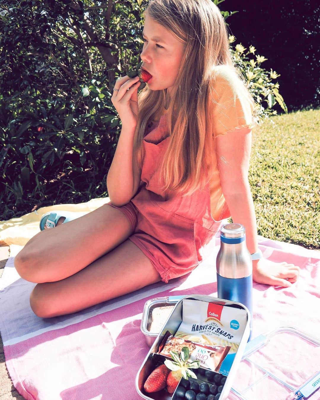 Kidz Fashionのインスタグラム：「{swipe to see more} We LOVE the Smash Blue Range and especially as it was created by a bunch of Aussies passionate about keeping single use plastics out of our waterways 💦  With the #backtoschool season upon us here in Aus now is a great time to grab the @smashenterprises Blue Range from @colessupermarkets.  As a family we love this range but I imagine teenage students would REALLY love this range! The shatter resistant Glass Bottle is a fantastic alternative to a regular glass bottle and the stainless steel Food Flask and Beverage Flask are perfect to take warm food and drinks.  Our Bento Lunch Box, Sandwich Box and Snack Pots come everywhere with us.  Yep, we are huge fans and I know you will be to.  Model - @baileevb showcasing how she loves to use her Smash Blue Range #littledropsmakesbigwaves #smashblue」