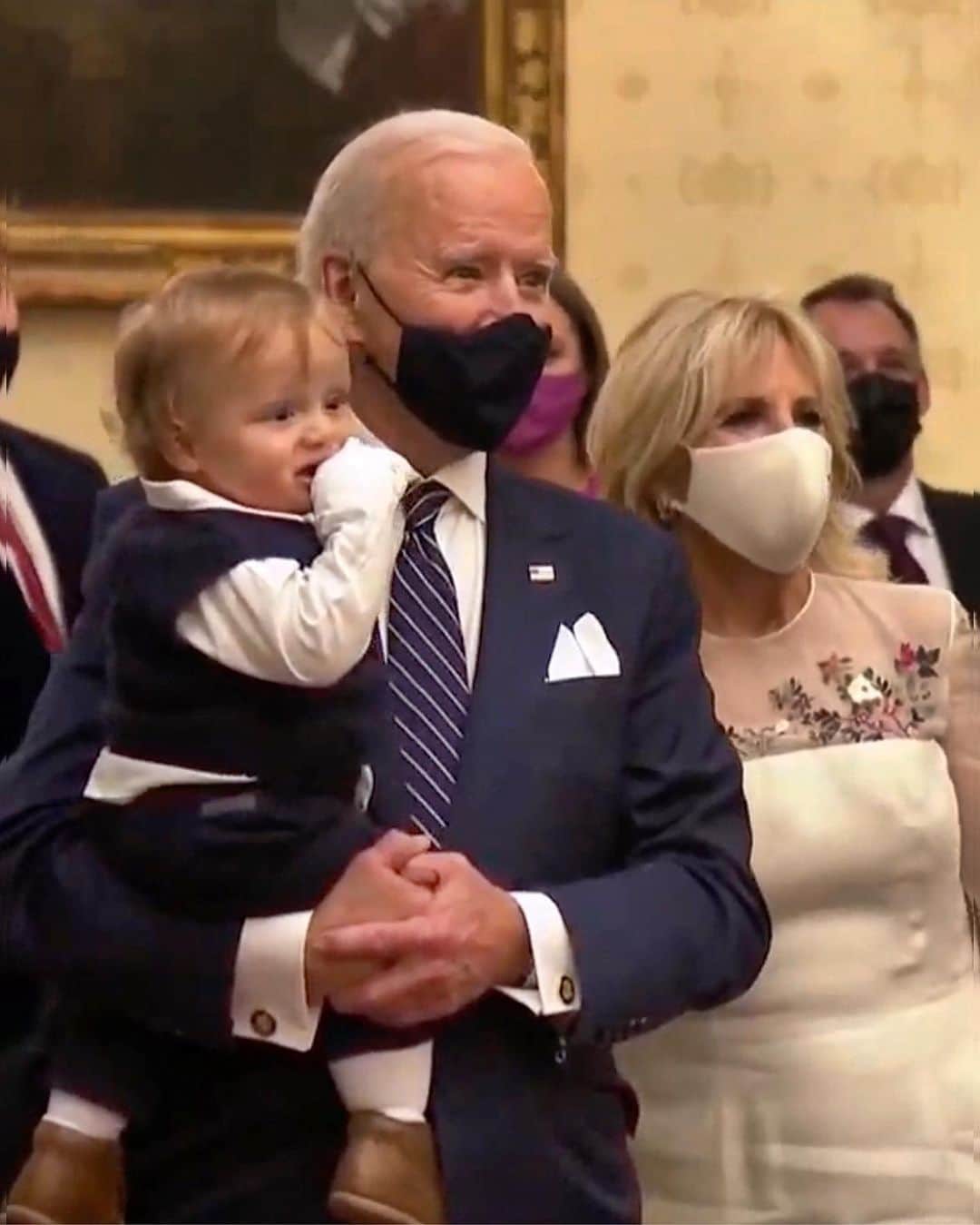 Just Jaredさんのインスタグラム写真 - (Just JaredInstagram)「President Joe Biden holds his youngest grandchild, Beau, while watching the “Celebrating America” event with his family at the White House  #JoeBiden #JillBiden Photos: Getty」1月21日 12時50分 - justjared