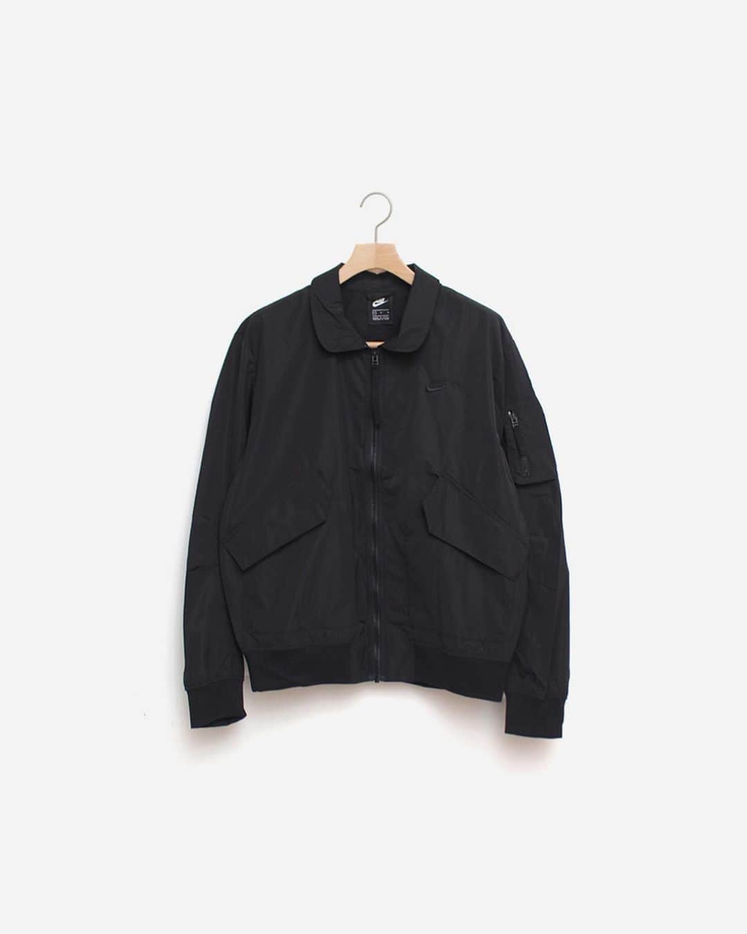 A+Sのインスタグラム：「in stock now  ■NIKE NSW PE UL BOMBER JACKET COLOR : BLACK SIZE : S - XL PRICE : ¥13,000 (+TAX)  ナイキ スポーツウェア ボンバー ジャケットは厚手のあらゆる天候にも対応できるシワ加工のウーブン素材。 重ね着を念頭に置いたデザインでクラシックなシルエットを採用し、裏地を使わず快適な着用感であらゆるシーンに対応。  Start your day with the Nike Sportswear Bomber Jacket. With Nike Repel technology, the thick, wrinkled material protects you from bad weather and supports your commute in style and comfort.  #a_and_s #NIKE #NIKESPORTSWEAR」