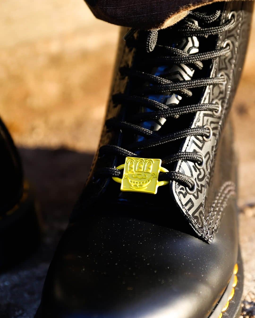 アトモスさんのインスタグラム写真 - (アトモスInstagram)「. 1/22(FRI)よりDr.Martens × Keith Haringが登場。 アメリカ、ペンシルベニア出身のキース・へリング。「ストリートアートのパイオニア」とされる彼とDr.Martens初のコラボレーションとなる。誰もがすぐに認識できるキースのアートを、オリジナルのIconsにプリント。グラフィックのディテールをブラックで施したスムースレザーをアッパー全体に用いた1460ブーツは、彼の大胆かつ刺激的なキャラクター入りのストリップをヒールにあしらっており、1461シューズにはホワイトのスムースレザーを用いてキース定番のデザインで装飾。そのアイコニックなキャラクターを全体にプリントを施す。この初となるコラボレーションで、ドクターマーチンはキースの限界に挑む作品に敬意を表する。 . Dr. Martens x Keith Haring appears from 1/22 (FRI). Keith Herring from Pennsylvania, USA. This is Dr. Martens' first collaboration with him, who is considered to be a "pioneer of street art". Keith's art that anyone can immediately recognize is printed on the original Icons. The 1460 boots, with black smooth leather with graphic details throughout the upper, feature strips with his bold and inspiring character on the heel. And the 1461 shoes are Keith with white smooth leather and decorated with a classic design. The iconic character is printed on the whole upper. In this first collaboration, Dr. Martens pays homage to Keith's life and push to the limits for the products. . #atmos #drmartens #keithharing #martens #streetart #アトモス #ドクターマーチン」1月21日 13時00分 - atmos_japan