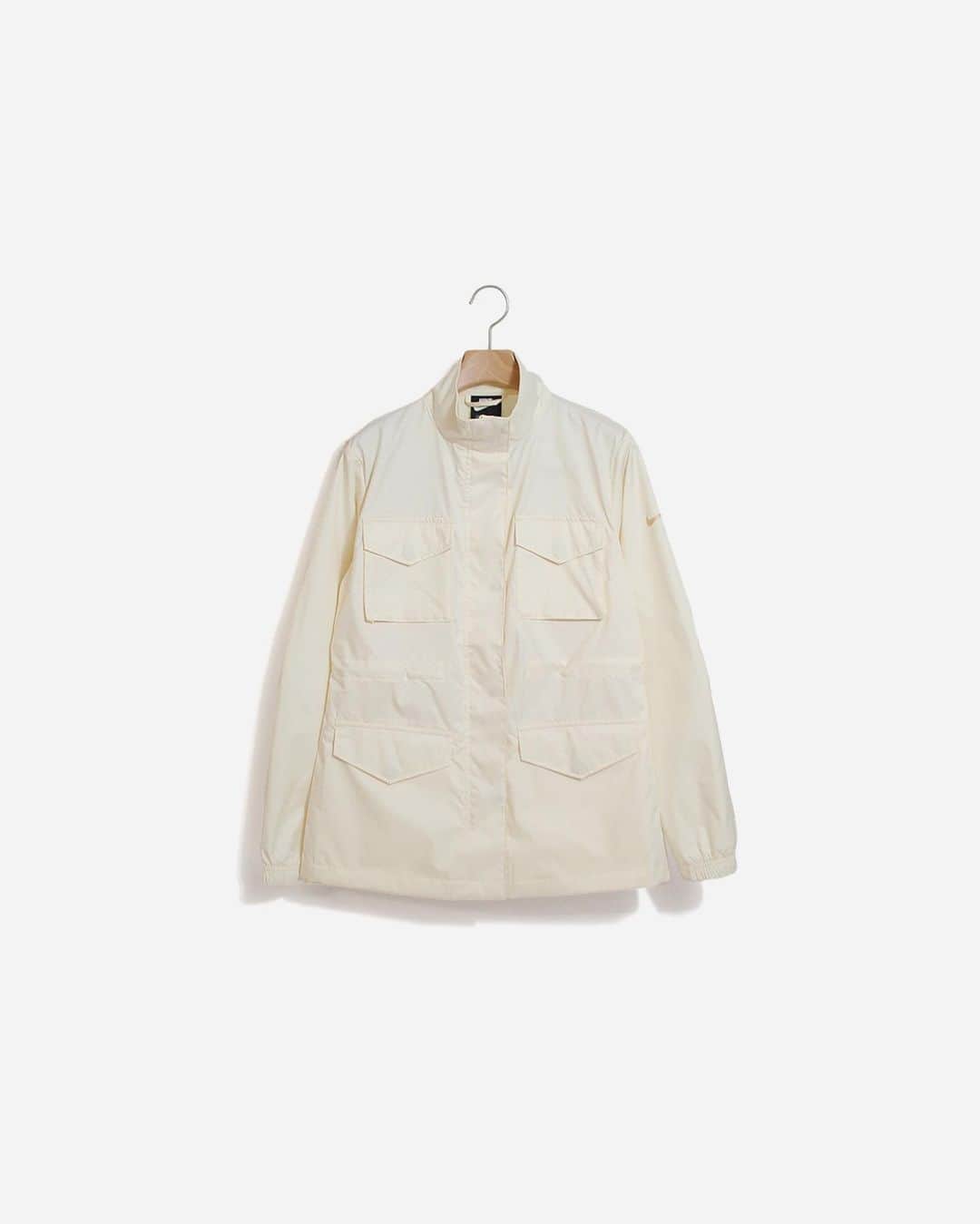 A+Sのインスタグラム：「in stock now  ■NIKE WMNS NSW TRND WOVEN JACKET COLOR : WHITE SIZE : S - L PRICE : ¥13,000 (+TAX)  アイコニックなM65ジャケットの実用的な面にアイディアを得たナイキ スポーツウェア ウーブン ジャケットには4つのフラップポケットを採用したストームフラップのモックネックデザイン仕上げ。 悪天候にも対応するNike レペル素材で冷たい雨の日に理想的なレイヤーです。  Inspired by the practical aspects of the iconic M65 jacket, the Nike Sportswear Woven Jacket has a storm flap mock neck design finish with four flap pockets. The Nike Lepel material is ideal for cold, rainy days in bad weather.  #a_and_s #NIKE #NIKESPORTSWEAR」