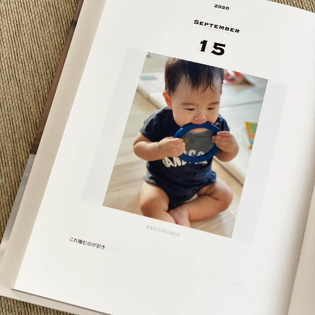 伊藤春香さんのインスタグラム写真 - (伊藤春香Instagram)「ちょっと前にメッセージかコメントで﻿ BABY365 @baby365.jp  続けてますか？﻿ ってご質問を頂いたのですが、﻿ 1歳も続けてます☺️﻿ ﻿ これを作ると決めると、﻿ 1日1枚は写真撮ろうってなるのと、﻿ せっかく撮った写真を﻿ いつか息子に見せたいし﻿ 自分でも振り返りたいので...！﻿ ﻿ でも、これ以外には﻿ プリントアウトしたりアルバム作りは﻿ してなくて、これ1冊に集約してます。﻿ ﻿ #BABY365 #育児記録 #写真整理 #BABY365 #赤ちゃんのいる生活 #赤ちゃんのいる暮らし  #アルバム作り #写真活用 #家族写真 #家族アルバム #記念写真」1月21日 13時02分 - ha_chu