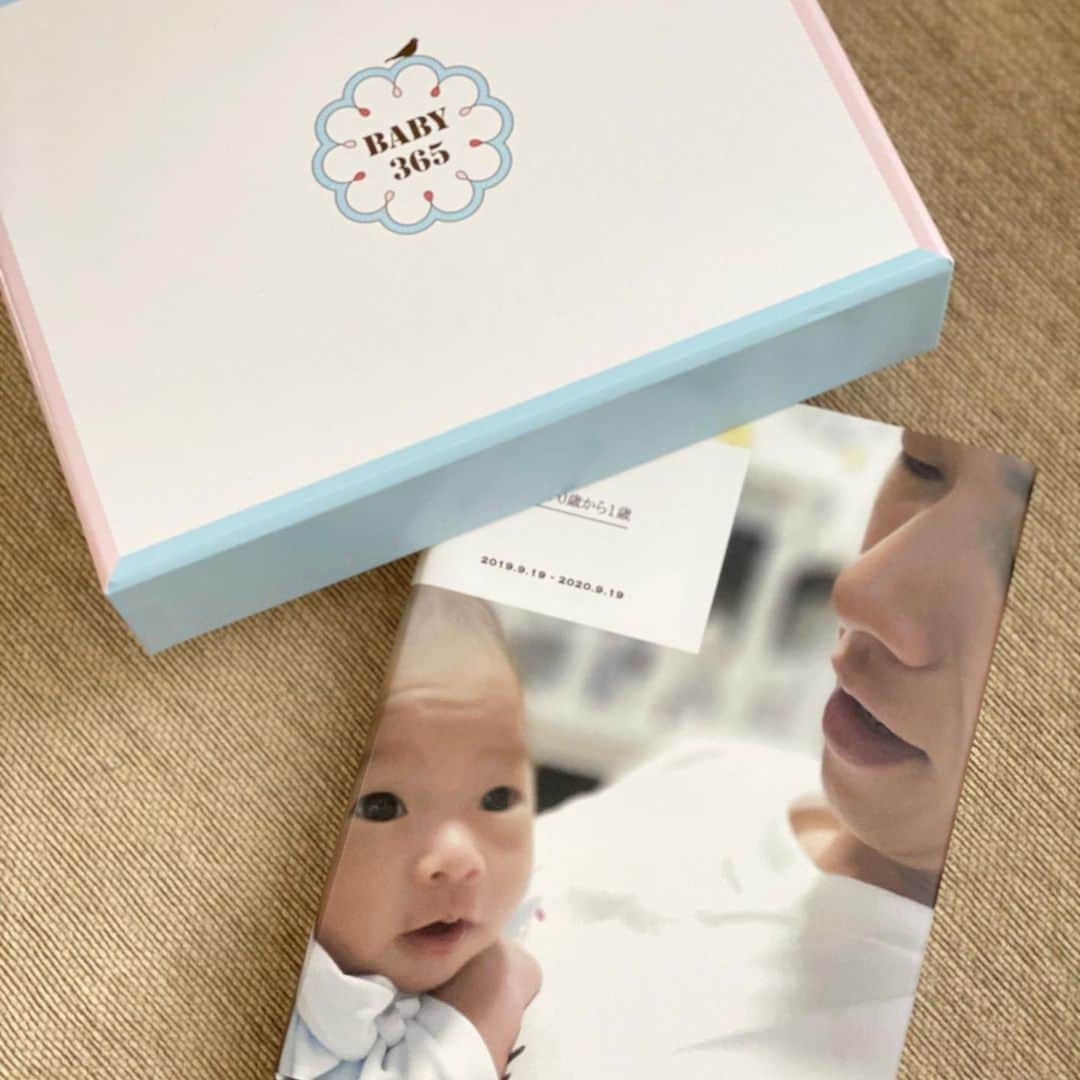 伊藤春香さんのインスタグラム写真 - (伊藤春香Instagram)「ちょっと前にメッセージかコメントで﻿ BABY365 @baby365.jp  続けてますか？﻿ ってご質問を頂いたのですが、﻿ 1歳も続けてます☺️﻿ ﻿ これを作ると決めると、﻿ 1日1枚は写真撮ろうってなるのと、﻿ せっかく撮った写真を﻿ いつか息子に見せたいし﻿ 自分でも振り返りたいので...！﻿ ﻿ でも、これ以外には﻿ プリントアウトしたりアルバム作りは﻿ してなくて、これ1冊に集約してます。﻿ ﻿ #BABY365 #育児記録 #写真整理 #BABY365 #赤ちゃんのいる生活 #赤ちゃんのいる暮らし  #アルバム作り #写真活用 #家族写真 #家族アルバム #記念写真」1月21日 13時02分 - ha_chu