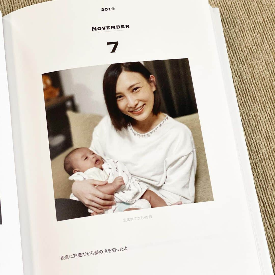 伊藤春香さんのインスタグラム写真 - (伊藤春香Instagram)「ちょっと前にメッセージかコメントで﻿ BABY365 @baby365.jp  続けてますか？﻿ ってご質問を頂いたのですが、﻿ 1歳も続けてます☺️﻿ ﻿ これを作ると決めると、﻿ 1日1枚は写真撮ろうってなるのと、﻿ せっかく撮った写真を﻿ いつか息子に見せたいし﻿ 自分でも振り返りたいので...！﻿ ﻿ でも、これ以外には﻿ プリントアウトしたりアルバム作りは﻿ してなくて、これ1冊に集約してます。﻿ ﻿ #BABY365 #育児記録 #写真整理 #BABY365 #赤ちゃんのいる生活 #赤ちゃんのいる暮らし  #アルバム作り #写真活用 #家族写真 #家族アルバム #記念写真」1月21日 13時02分 - ha_chu