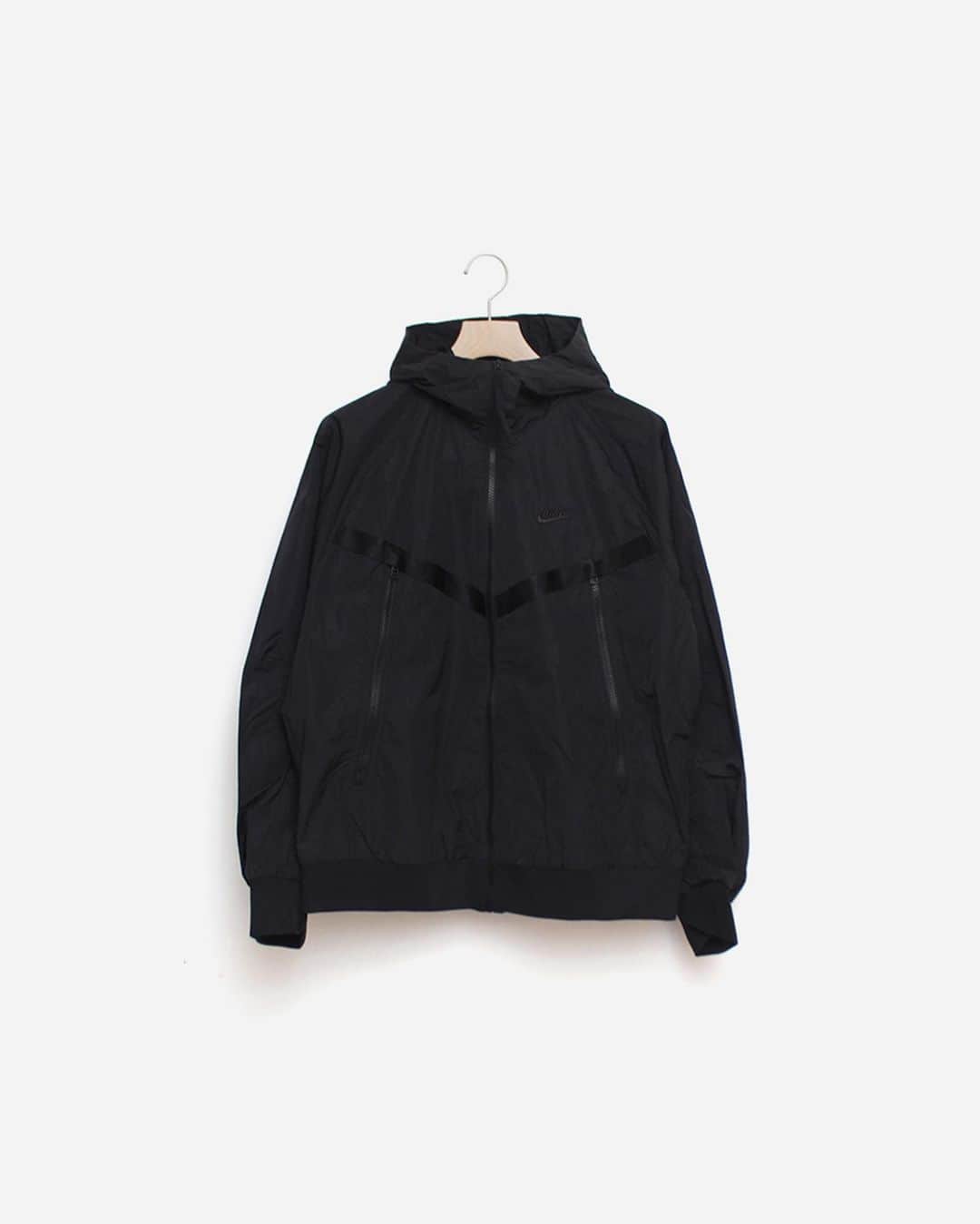 A+Sのインスタグラム：「in stock now  ■NIKE NSW PE UL WR HOODIE JACKET COLOR : BLACK SIZE : S - XL PRICE : ¥16,000 (+TAX)  ナイキ スポーツウェア WR フーディジャケットで、一日をスタート。 Nike Repelテクノロジーにより、シワ加工を施した厚手の素材が悪天候から保護し、通勤通学をスタイリッシュで快適にサポートします。  Start your day with the Nike Sportswear Wind Runner Hoodie Jacket. With Nike Repel technology, the thick, wrinkled material protects you from bad weather and supports your commute in style and comfort.  #a_and_s #NIKE #NIKESPORTSWEAR」