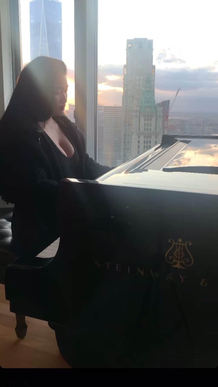 アナリン・マッコードのインスタグラム：「as performed by my incredibly talented, gorgeous bestie @misschloeflower #julliard#steinway#pianist#classical#babe」