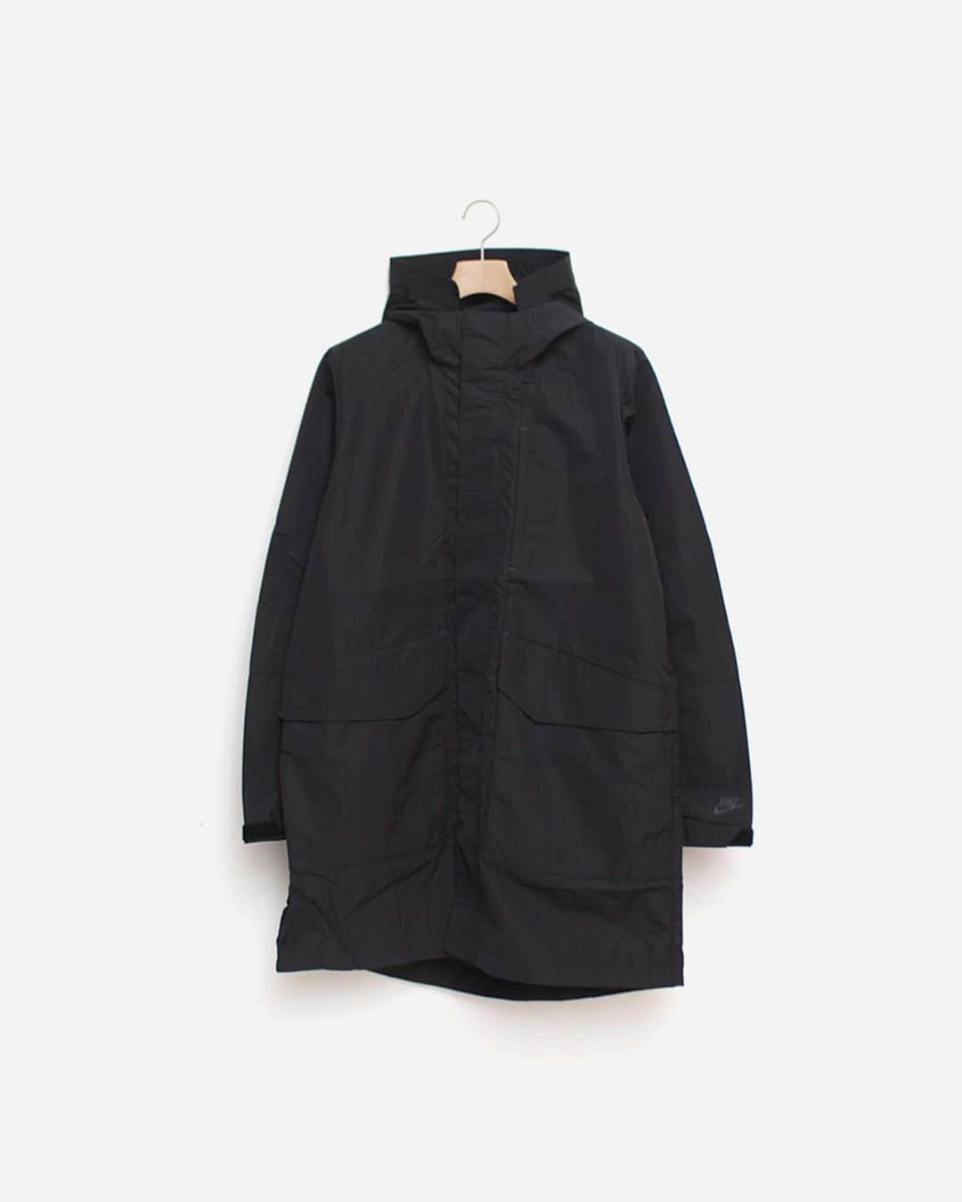 のインスタグラム：「in stock now  ■NIKE NSW PE UL PARKA HOODIE JACKET COLOR : BLACK SIZE : S - XL PRICE : ¥22,000 (+TAX)  ナイキ スポーツウェア フーデッド パーカーは、予測不能の天候に欠かせない一枚。 長めの裾と悪天候に対応するシワ加工のウーブン素材で、街中の移動もさらりとした状態をキープします。  The Nike Sportswear Hooded Hoodie is a must have for unpredictable weather. The long hem and wrinkled woven material for bad weather keeps you moving around the city lightly.  #a_and_s #NIKE #NIKESPORTSWEAR」