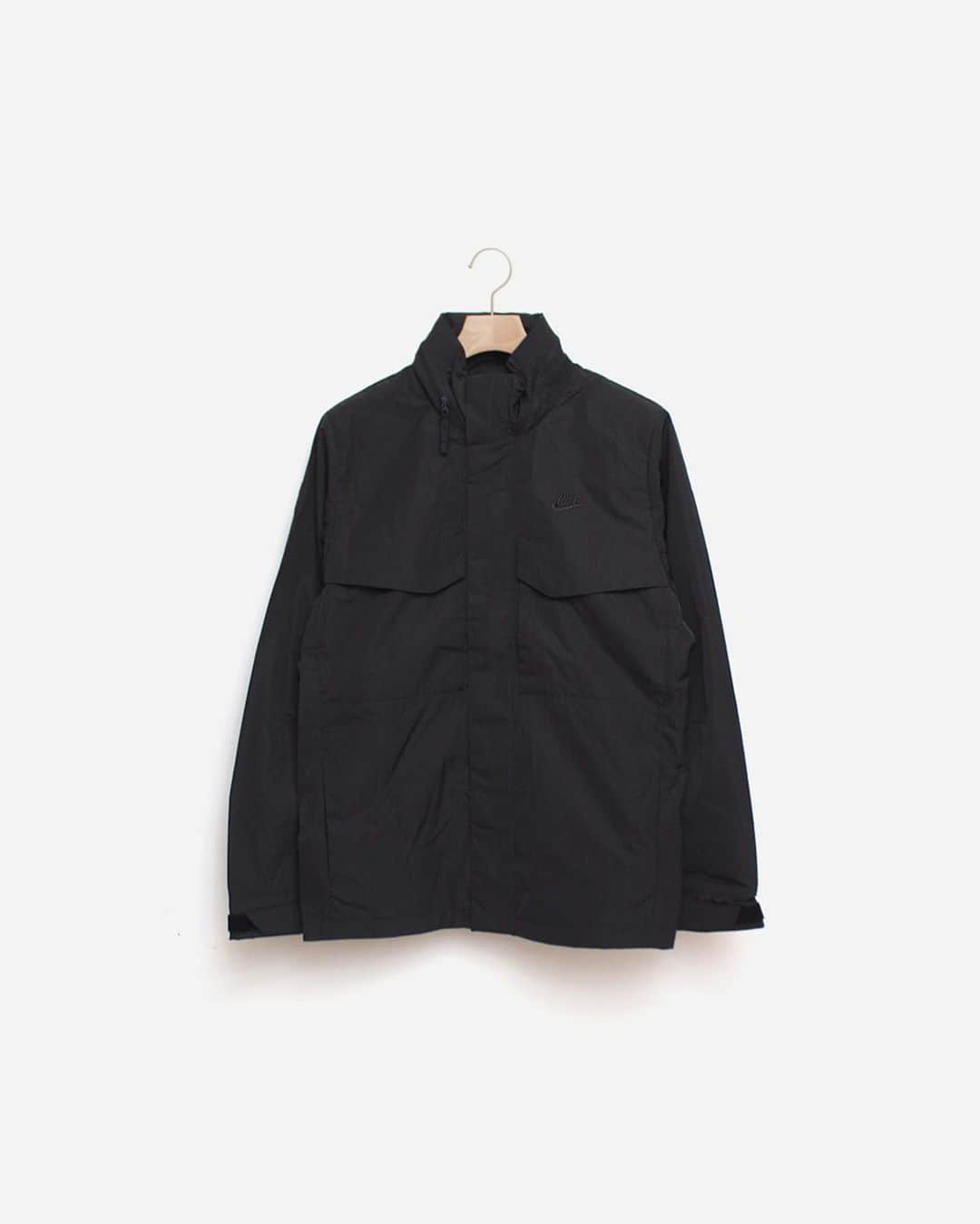 のインスタグラム：「in stock now  ■NIKE NSW PE LND FIELD HOODIE JACKET COLOR : BLACK SIZE : S - 2XL PRICE : ¥17,000 (+TAX)  ナイキ スポーツウェア M65 にジャケットは、ヴィンテージのミリタリースタイルを現代的にアレンジした一着。 速乾性に優れたメッシュの裏地が通気性に優れたレイヤーとして機能し、一日中さらりと涼しい着用感が持続します。  The Nike sportswear M65 jacket is a modern twist on vintage military style. The quick-drying mesh lining acts as a breathable layer that keeps you dry and cool all day long.  #a_and_s #NIKE #NIKESPORTSWEAR」