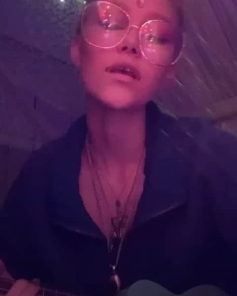 グレース・ヴァンダーウォールのインスタグラム：「Ghosting mother mother it’s 11 and I get all the chords wrong enjoy I’m 2 obsessed with this song lolz bye」