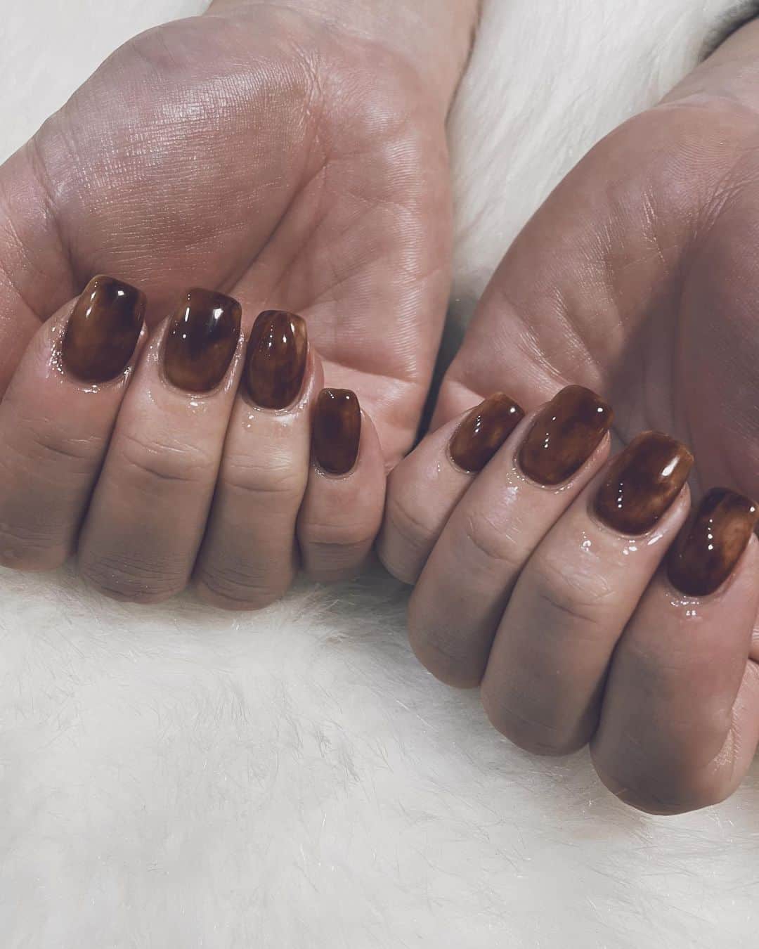 藤田敦子のインスタグラム：「ㅤ 1枚目加工してます。 2枚目no filter💅 ブラウンのムラがある感じに✨ ㅤ 私はフィルインなので、アセトン使わずオフしてもらうから そこまで乾燥しないみたいなのですが、 今回パラフィンパックまでしてもらいまして ほんとにツルッツルの手になりました😍 今後冬は欠かせないかも…🤔 ㅤ 価格もよく聞かれるのですが、 90分コース8,800円(税抜) オフ代2,000円(税抜) パラフィン2,000(税込) です。 ㅤ でも、この投稿を見た方限定で 新規ネイルを40%オフにしてくださいます💅 ご予約時は、このインスタを見たと お伝えくださいね🙏」