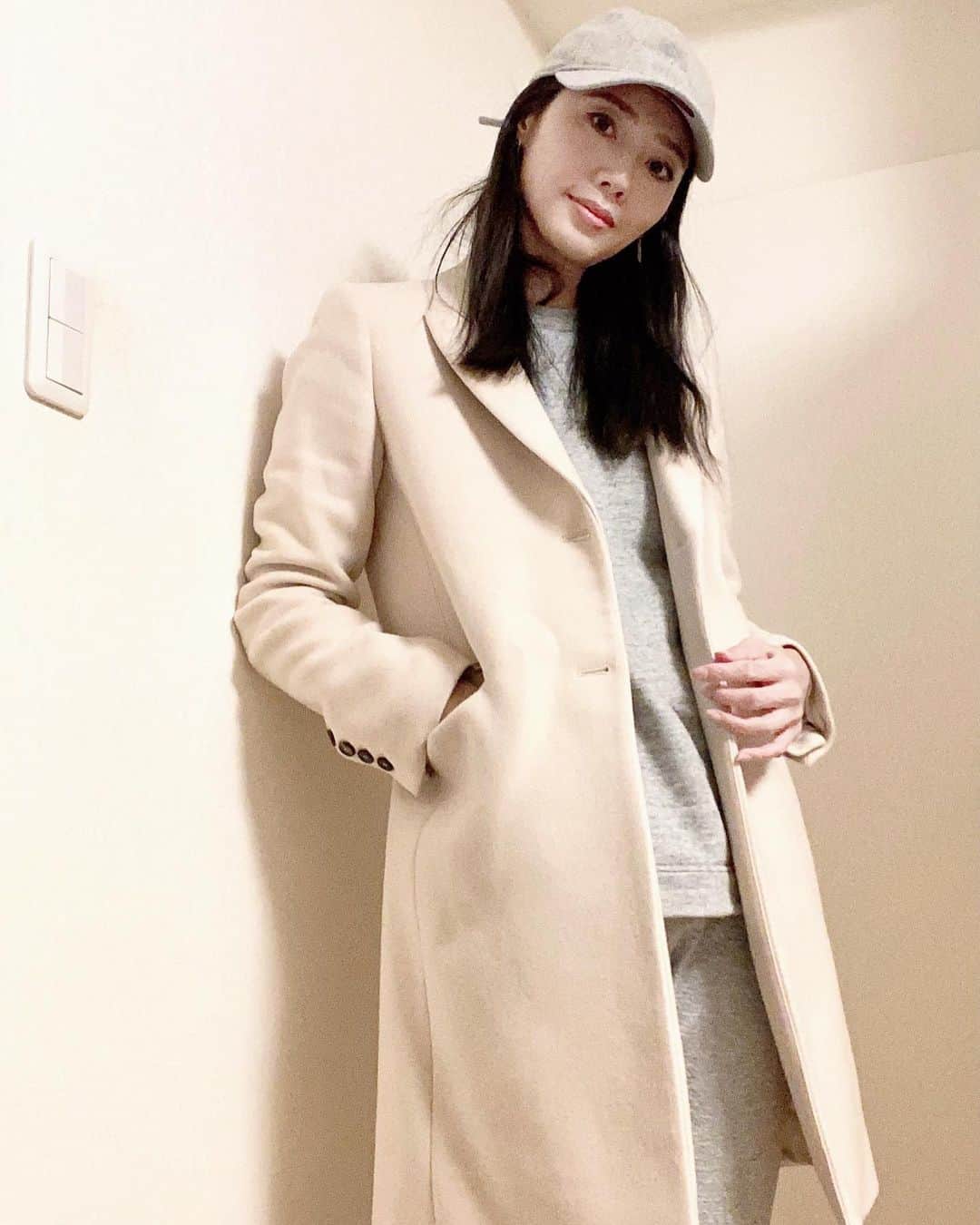 榊原みゆくさんのインスタグラム写真 - (榊原みゆくInstagram)「【white ✖️ gray】 いつも、黒なので、たまには😂  緊急事態宣言で、お家にいることが多くなると、なかなか何着ていこうか、おしゃれスイッチが働きません😂  Cap @newerajapan  Coat @zara  Tops @goldengoose  @goldengoosedeluxebrand  Bottom @humanoid_official   #zara #whitegray #whitecolor #photography #photooftheday #ootd #newera #goldengoosedeluxebrand #humanoid #followme #アラフォーコーデ #アラフォーファッション #アラフォーメイク #アラフォーヘア #アラフォーライフ #アラフォーモデル」1月21日 13時11分 - miyukuscarab