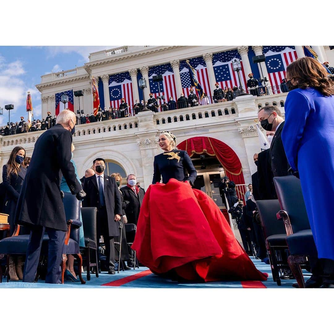 アメリカ大使館さんのインスタグラム写真 - (アメリカ大使館Instagram)「🇺🇸ワシントンDCで大統領就任式が行われました。 セレモニーの中で、🇺🇸国歌斉唱をしたレディー・ガガ(Lady GaGa)さん ブラックトップスに真っ赤なスカートで素敵でした✨ . #usa #america #studyabroad #inauguration2021 #singer #nationalanthem #fashionista #ceremony #アメリカ #留学 #大統領就任式2021 #国歌斉唱 #歌手 #ファッショニスタ #赤いスカート #星条旗 #flag #starsandstripes #大統領 #副大統領 #晴天」1月21日 13時16分 - usembassytokyo