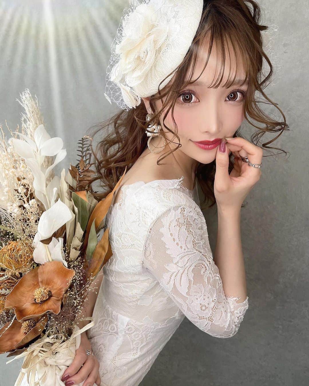 堀井大輔のインスタグラム：「・ ・ まっすぐ立つより、すこし前かがみにすると 画角、バランスがとれます。 可愛いをさらに可愛く魅せることが大切✨ ・ ちーちゃん、いつもありがとうね🙌💓 ・ ・ 𝑚𝑜𝑑𝑒𝑙 @___c.chan__  ℎ𝑎𝑖𝑟/𝑝ℎ𝑜𝑡𝑜 @daisuke_5511  ℎ𝑎𝑖𝑟 𝑎𝑐𝑐𝑒𝑠𝑠𝑜𝑟𝑦 @laralaura73  𝑒𝑎𝑟𝑟𝑖𝑛𝑔 @you_and_me_aroma  𝑏𝑜𝑢𝑞𝑢𝑒𝑡 @bebu_flower  ・ ・ #クラウンヘアー#天白区#名古屋 #名古屋美容師 #美容師 #ヘアセット#セット#ヘアアレンジ #プレ花嫁 #作品撮り #ウェディングドレス #ホリーマジック #ホリージョ撮影 #ホリージョ #2021秋婚 #2021春婚 #2021夏婚 #全国のプレ花嫁さんと繋がりたい #ウェディングニュース #コテ巻き #巻き髪 #ゼクシィ2021 #アップスタイル #まとめ髪 #おだんご #編みおろし #Dressy花嫁 #プラコレ ￼ 	◦」