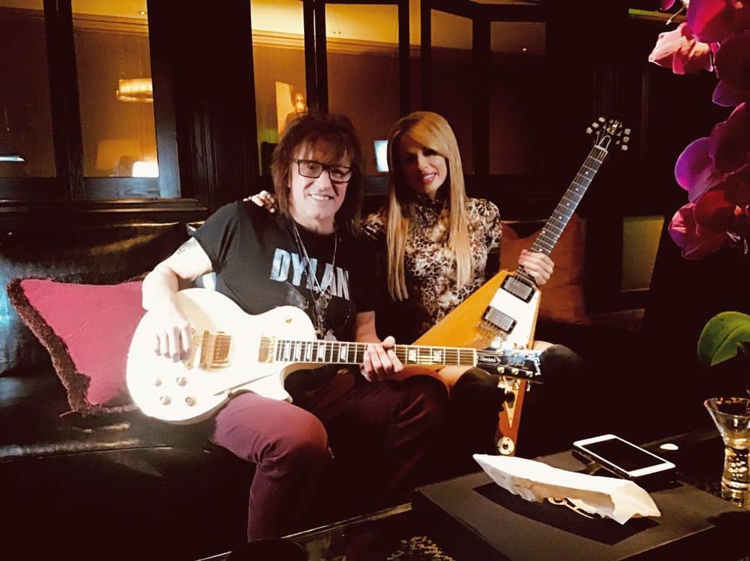 オリアンティさんのインスタグラム写真 - (オリアンティInstagram)「Just finished filming some really fun things for @gibsonguitar with my new signature model acoustic and my love came in with his vintage insane 58 V and his les paul that Les Paul gave him ✌🏻❤️.. going live on insta sooon @therealsambora and thank u @chella216 for fixing my Mane 😊」1月21日 13時17分 - iamorianthi