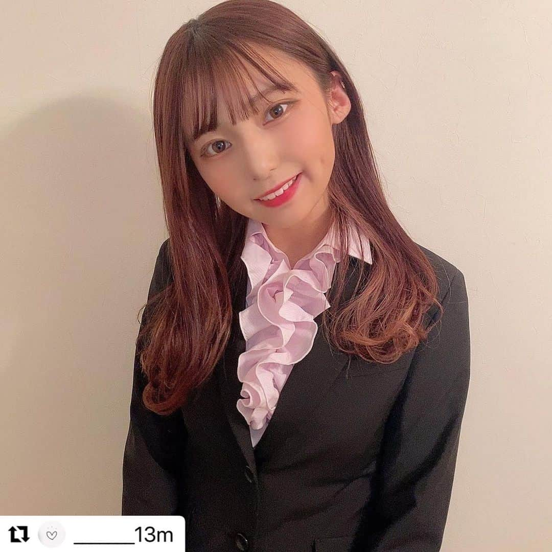 サマンサタバサさんのインスタグラム写真 - (サマンサタバサInstagram)「大好評発売中❣️  【SUIT SELECT × Samantha Beauty Project】  企画スタートから約1年、 スーツのデザインやシルエット・機能性など、 女性ならではのスーツへの悩みを 1500人以上の女性社員からヒアリング♪  サマンサタバサとスーツセレクトの 新入社員のフレッシュな意見や お客様から寄せられたリアルな声をぎゅっと詰め込み、 入学～就活～入社まで長く使える、 「究極のレディーススーツ」が完成しました♡  ブラック・ネイビーの2色展開で、 ジャケット・パンツ・スカートの選べる3点セットです✨  リボンタイ・フリルがセットになった 3wayの贅沢ブラウスもプロデュース✨✨  ※商品の発売は、SUIT SELECT公式オンラインショップ または、店頭のみとなります。  #samanthathavasa#collaboration#suitselect#suit#サマンサタバサ#コラボレーション#スーツセレクト#スーツ#究極のスーツ#究極の黒スーツ#究極のレディースブラックスーツ#サマンサスーツマジック#サマンサコラボスーツ　#samanthabeautyproject#サマンサビューティプロジェクト  #Repost @_______13m with @make_repost ・・・ 昨日発売された【サマンサタバサ × SUIT SELLECT 】のコラボスーツ👩🏻‍💼🤍  色んな組み合わせ方で着れるようになっとんじゃけど、ピンクのフリフリが神級に可愛くてお気に入り🎀！」1月21日 13時20分 - samantha.thavasa.info