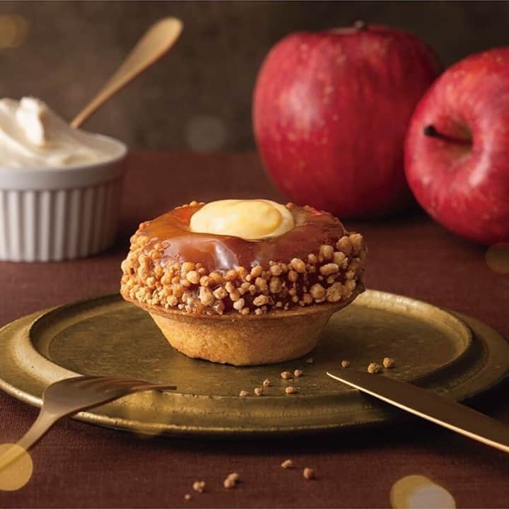 BAKE CHEESE TART OFFICIALさんのインスタグラム写真 - (BAKE CHEESE TART OFFICIALInstagram)「1月29日（金）より、「キャラメルりんごのチーズタルトタタン」を国内全店舗で曜日・期間限定で販売いたします。  「キャラメルりんごのチーズタルトタタン」は「BAKE CHEESE TART」ブランド史上最も手間ひまをかけたプレミアムタルト。   一度焼き上げたタルトカップにしっとりと濃厚な生地を流し込んだ土台の部分と、国産のりんごをていねいにキャラメルで煮て、カスタードクリームとアーモンドの入ったザクザク食感のクロッカンをまぶしたトッピング部分を合わせた何層にも重なった異なる味わいが特徴です。   ワンランク上の贅沢なタルトを “自分へのご褒美スイーツ” として楽しんでみてくださいね 🍎 🧀  【商品概要】 ■商品名：キャラメルりんごのチーズタルトタタン ■価格：1個 594円（税込） ■販売期間 ：2021年1月29日（金）〜2月21日（日）金・土・日・祝日限定　　　　　　　　1月29日、30日、31日、2月5日、6日、7日、　11日、12日、13日、14日、19日、20日、21日 ※各日なくなり次第終了 ※限定数量に達し次第予告なく販売終了となる可能性があります ■販売店舗：BAKE CHEESE TART 国内全店舗（サクラマチ熊本店、サンエーPARCO CITY店を除く）  #ベイクチーズタルト ﻿ #bakecheesetart #キャラメルりんごのチーズタルトタタン #タルトタタン #キャラメル #りんご #🍎 #りんごスイーツ #テイクアウトスイーツ #ご褒美スイーツ #限定スイーツ #自分へのご褒美 #週末限定 #チートデイ #スイーツ ﻿ #スイーツ好き ﻿ #スイーツ部 #sweets #desserts #デザート #お菓子 ﻿ #チーズタルト専門店 #チーズタルト #チーズケーキ #タルト」1月21日 13時30分 - bakecheesetart