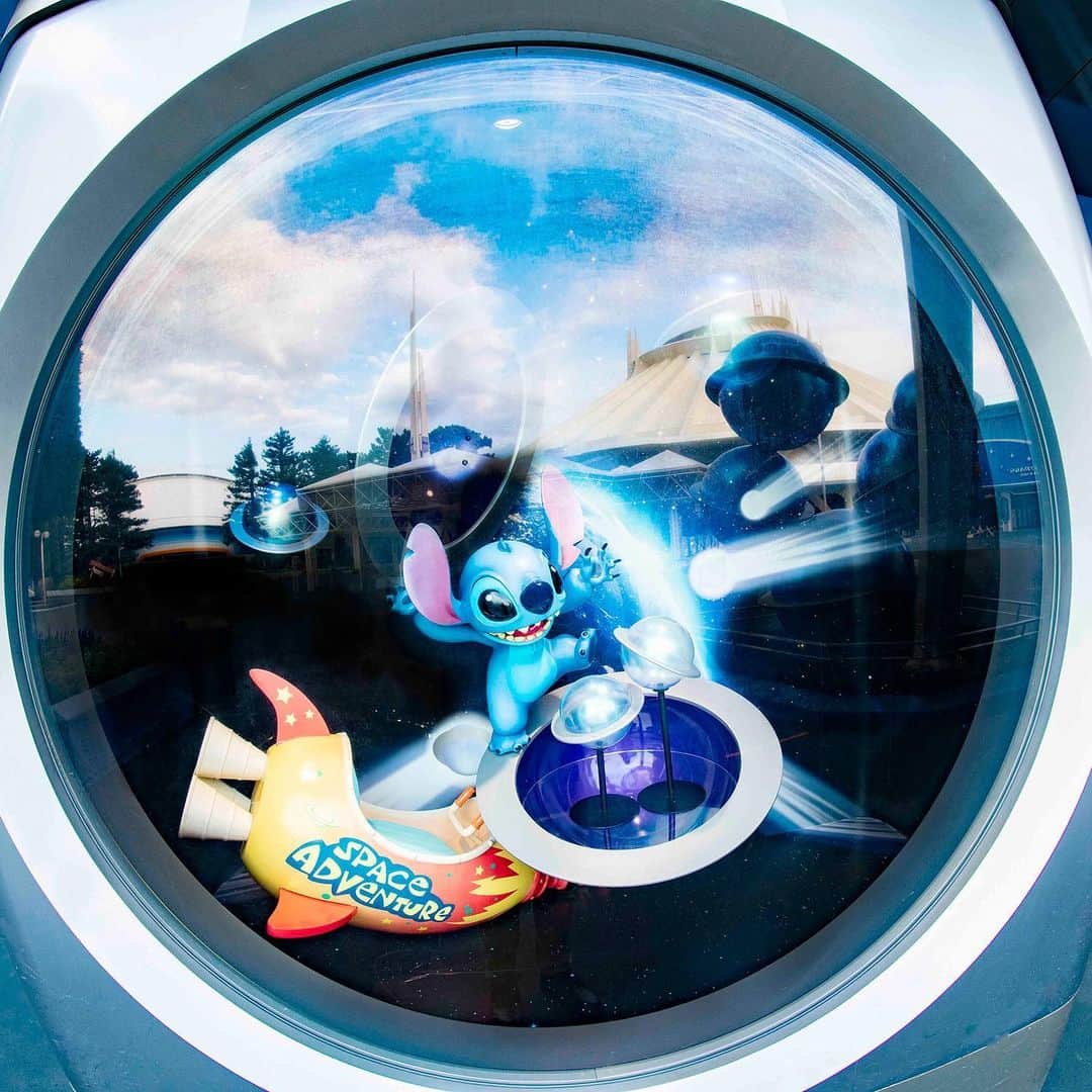 のインスタグラム：「Mischievous Stitch! いたずらいっぱい🪐✨ #stitch #experiment626 #treasurecomet #tomorrowland #tokyodisneyland #tokyodisneyresort #スティッチ #試作品626号 #トレジャーコメット #トゥモローランド #東京ディズニーランド #東京ディズニーリゾート」