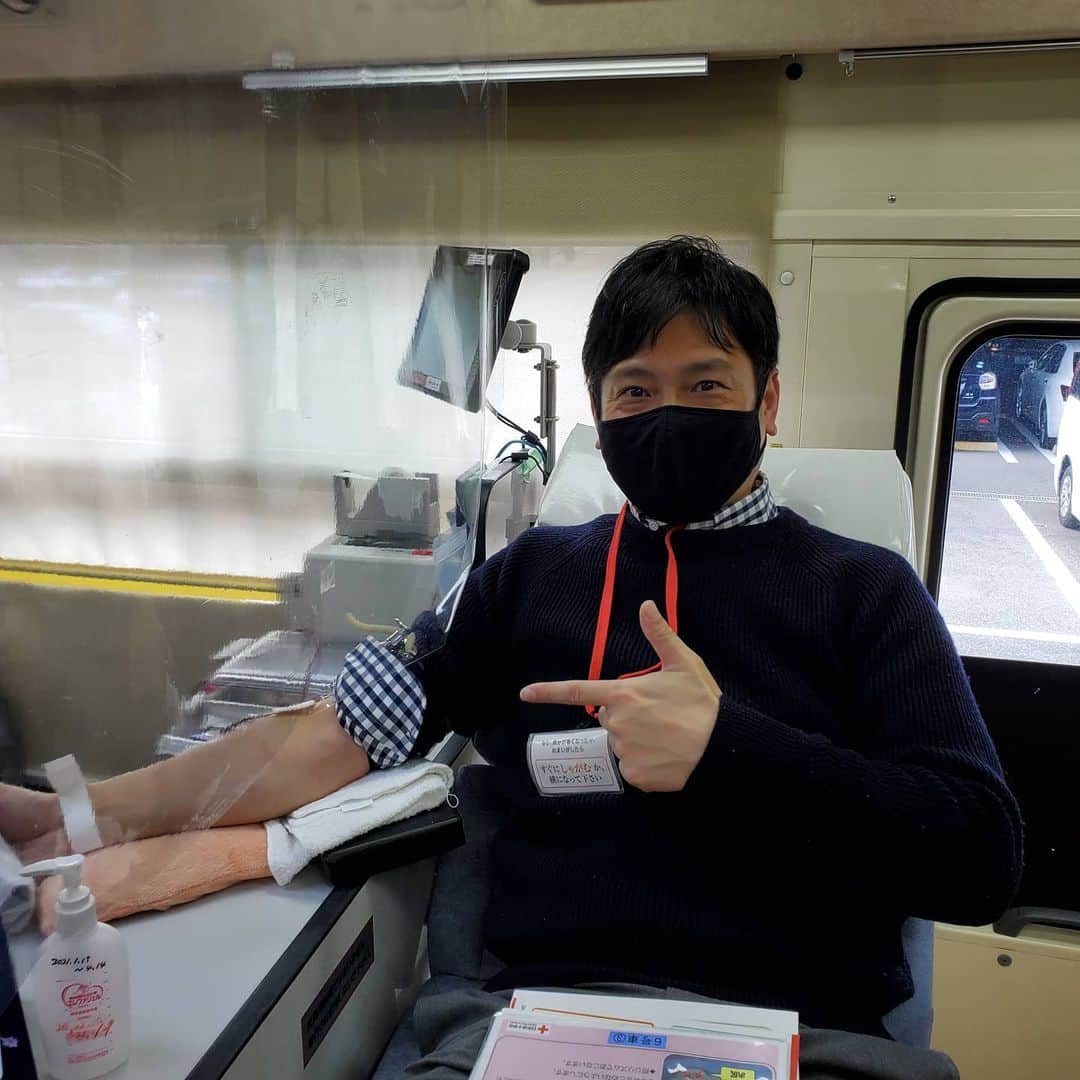 田畑竜介さんのインスタグラム写真 - (田畑竜介Instagram)「初めての献血💉✨  RKBに献血バスが来ていて ちょっと空き時間が出来たので 今までタイミングが合わず 出来なかった献血をしました😊  今、新型コロナウイルスの影響で どの血液型も不足しているそうです😵  献血バスの中も感染防止策が施され 安心して献血に協力できましたよ😊 15分程度で終わりました😌  #献血 #いまできること」1月21日 13時28分 - tabacchi_rkb