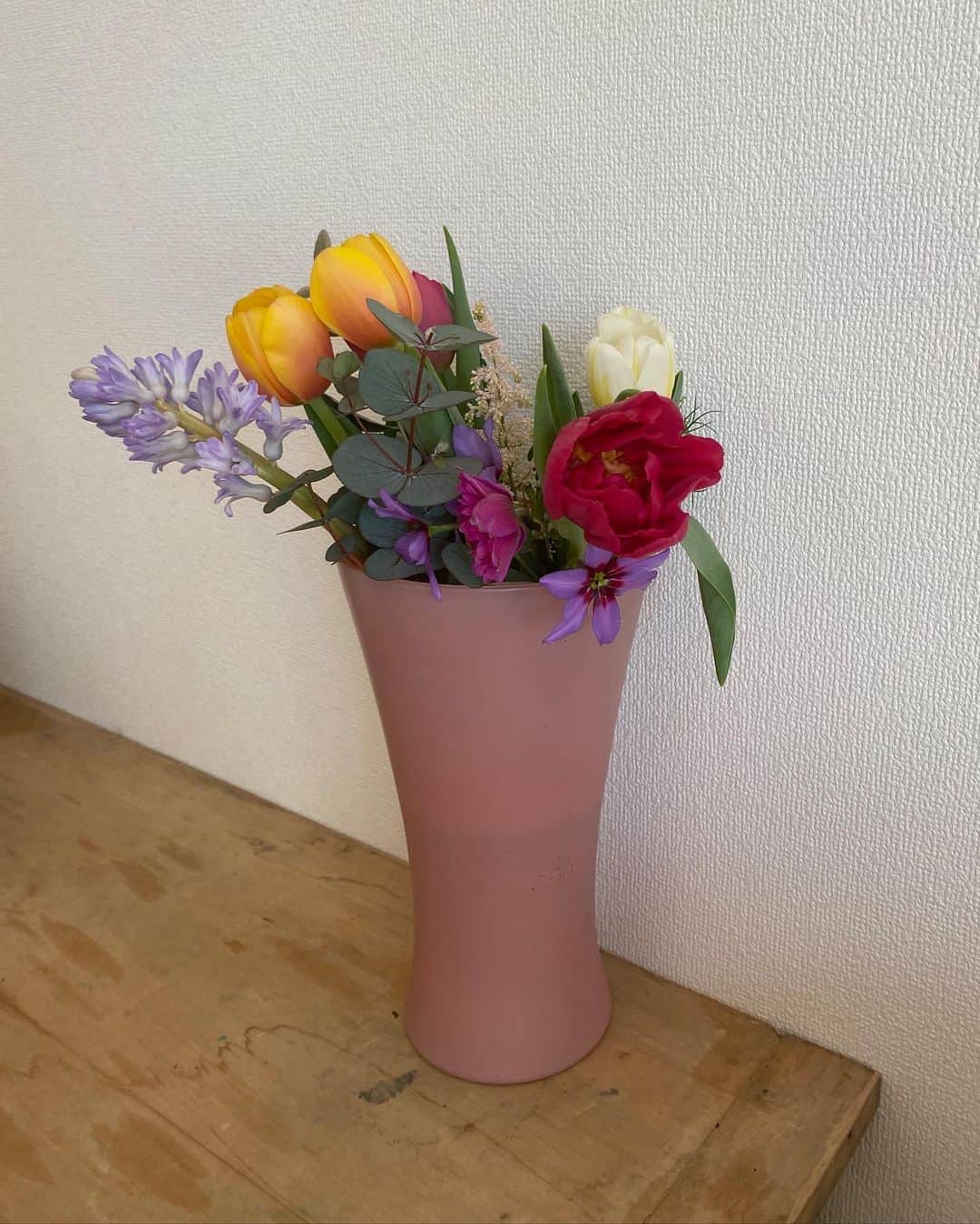 柴田紗希さんのインスタグラム写真 - (柴田紗希Instagram)「@lifftflower さんからきれいなきれいなお花が到着しました。 華やかだ〜嬉しいや〜♡ お花さんて本当ありがとうな存在 こわけにするのもいいなぁ 花瓶はまたまた @memo.shibuya さんの☺︎」1月21日 13時28分 - shibasaaki