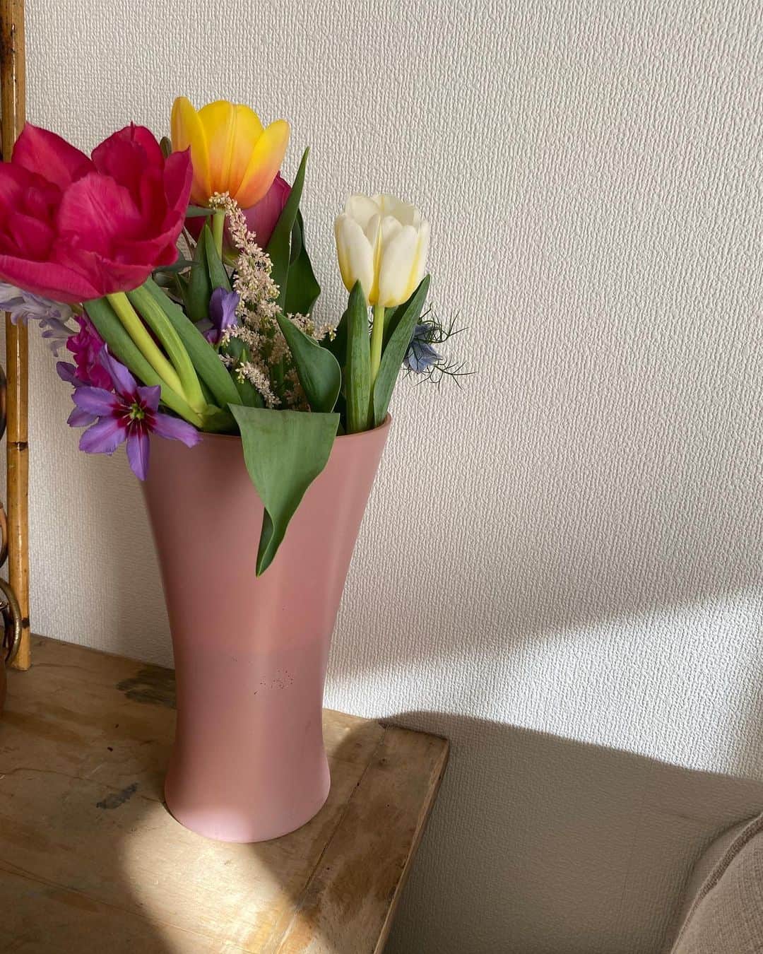 柴田紗希さんのインスタグラム写真 - (柴田紗希Instagram)「@lifftflower さんからきれいなきれいなお花が到着しました。 華やかだ〜嬉しいや〜♡ お花さんて本当ありがとうな存在 こわけにするのもいいなぁ 花瓶はまたまた @memo.shibuya さんの☺︎」1月21日 13時28分 - shibasaaki