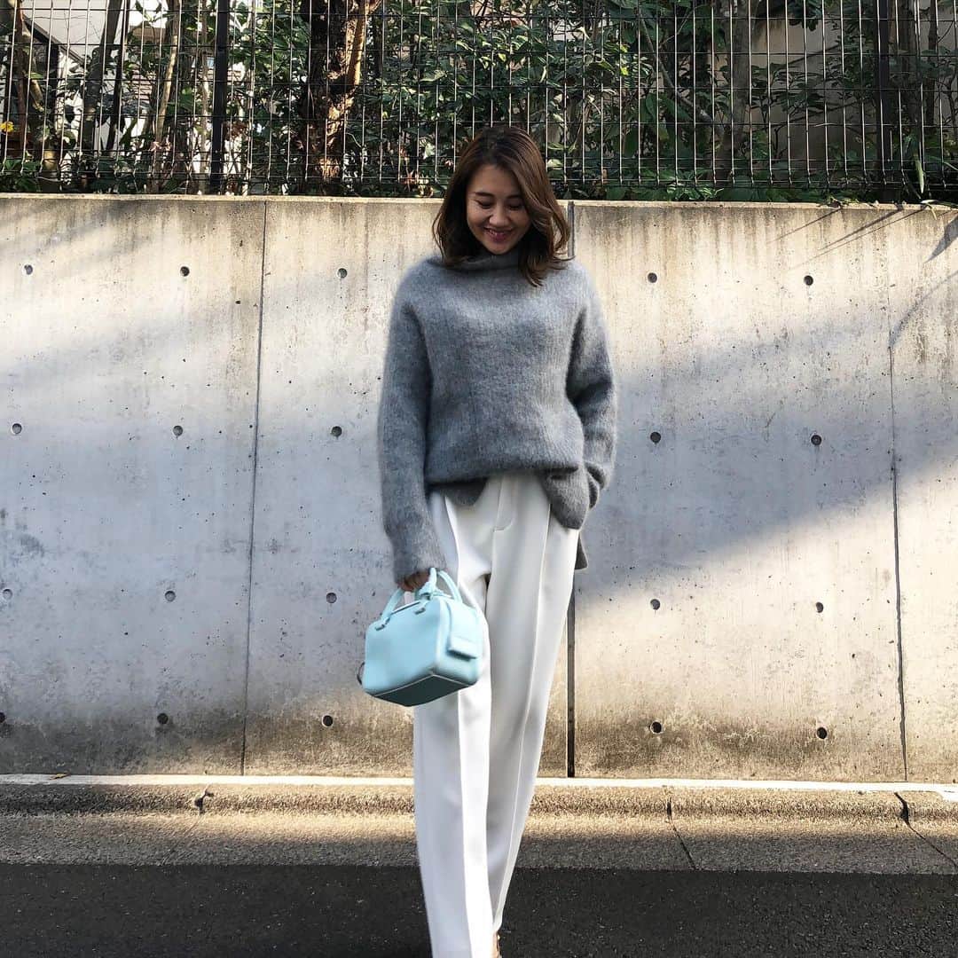 増山敬子のインスタグラム：「今日は お友達がお家に来て、 お茶を飲みながら、何が得意なのー？ どうするー？なんて話をしてたらあっという間に2時間😌 これからは自分が得意なのものが何なのか？ 何もないよーっと思っている人もいるかもしれないけど、得意があるんだけどまだキャッチができていないだけ！ だから、話をしていくと、あ！こういうの得意なんだな！あ、こういうの不得意なんだな！って自分では気づけなくても、他から見るとわかったりするとから、そんな会話をしてみる習慣も大切かな✨✨ 自分の考え方に慣れちゃうと、新しいことにチャレンジすることに不安になっちゃう(やったことないことだから)けど、ネガティブまたはポジティブに思うかでだいぶ違うー！からね！ ちなみに私#根暗#ネガティブ思考 だったけど今はだいぶ#ポジティブ思考 すぎです笑 #mamacoordinate #低身長コーデ  #ニット#ジャーナルスタンダード #パンツ#ダブルスタンダード #バック#デルボー#delvaux  #fvecフリマ」