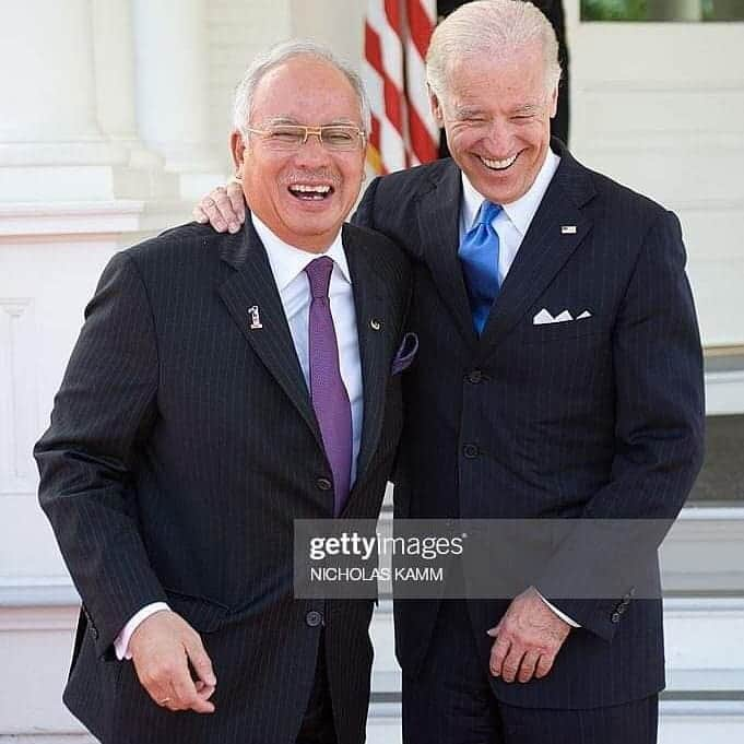 ナジブ・ラザクさんのインスタグラム写真 - (ナジブ・ラザクInstagram)「Congratulations to Joe Biden for his inauguration as America's 46th president.  (Gambar ini sebenarnya adalah saya dengan Joe Biden di White House semasa Biden menjawat Naib Presiden kepada Presiden Obama)」1月21日 13時35分 - najib_razak