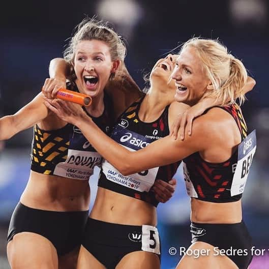 Paulien COUCKUYTのインスタグラム：「Apparently, it's national hug day ! And I'm so totally in the mood for a lot of hugs today !! 🤗🤗🤗 1) Looking forward to more of these special memorable moments with the @belgiancheetahs ! 😍 Can't wait to hysterical run to them for a huuuge hug !! 2) In exactly 100days, the world relays will start, and this genious photo will be 2years old !! 3) Competitions are coming !! 4) Two video calls in 10minutes time to announce 2 special newborn babiess (& a proud aunt for the second time)!!👶❤️ . So yes, It's allowed to be overexcited right now. . . . #nationalhugday #hugs #specialmoments  #athletics #relays #worldrelays #belgiancheetahs #countdown」